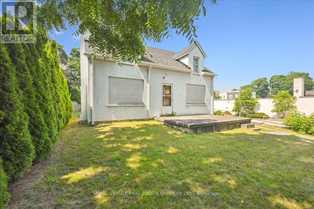 86 Kerr Street, Oakville, Ontario  L6K 3A3 - Photo 10 - W12362923