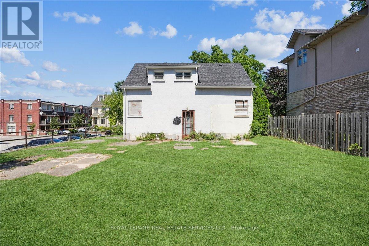 86 Kerr Street, Oakville, Ontario  L6K 3A3 - Photo 16 - W12362923