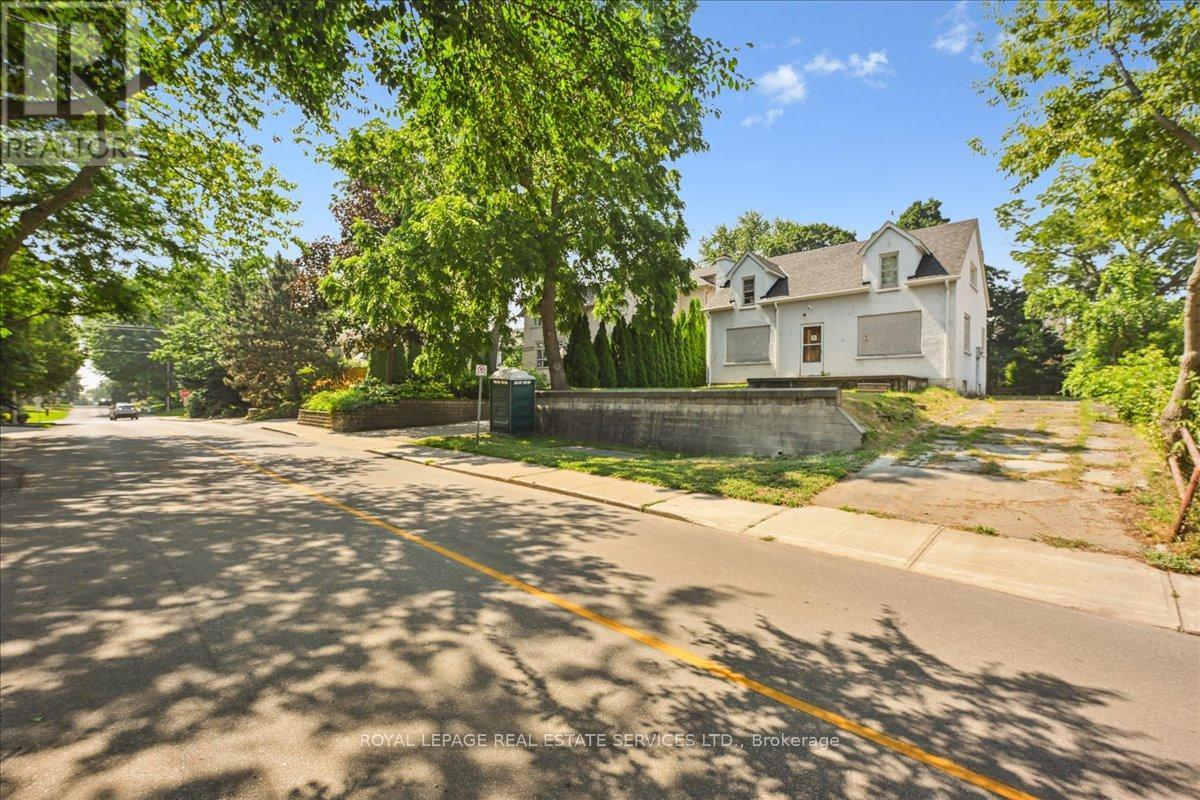 86 Kerr Street, Oakville, Ontario  L6K 3A3 - Photo 17 - W12362923