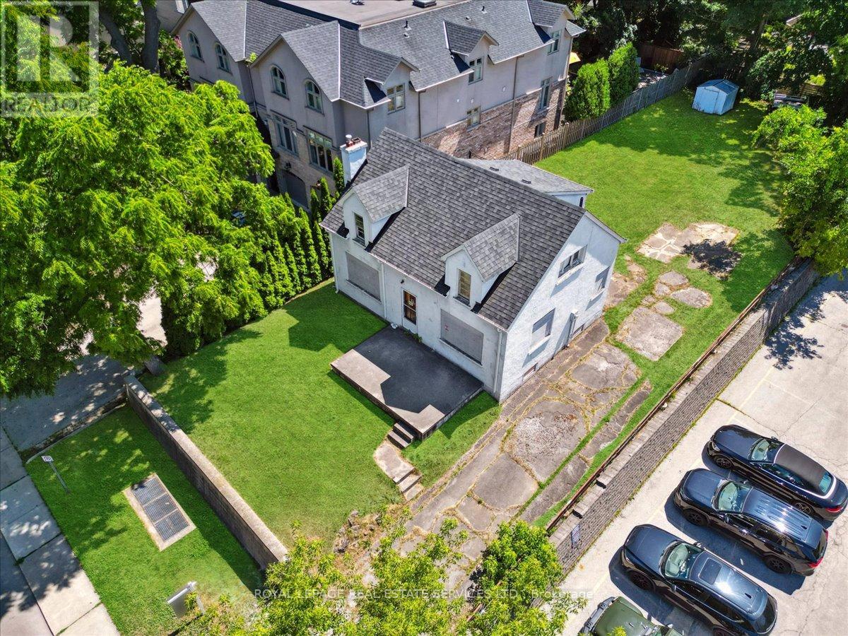 86 Kerr Street, Oakville, Ontario  L6K 3A3 - Photo 3 - W12362923