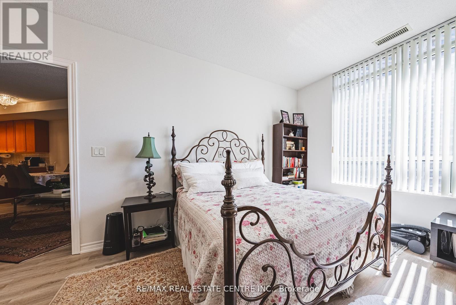 1130 - 3888 Duke Of York Boulevard, Mississauga, Ontario  L5B 4P5 - Photo 16 - W12362963