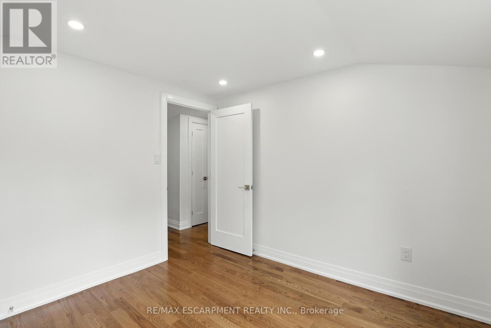 821 Shadeland Avenue, Burlington, Ontario  L7T 2M2 - Photo 23 - W12292636