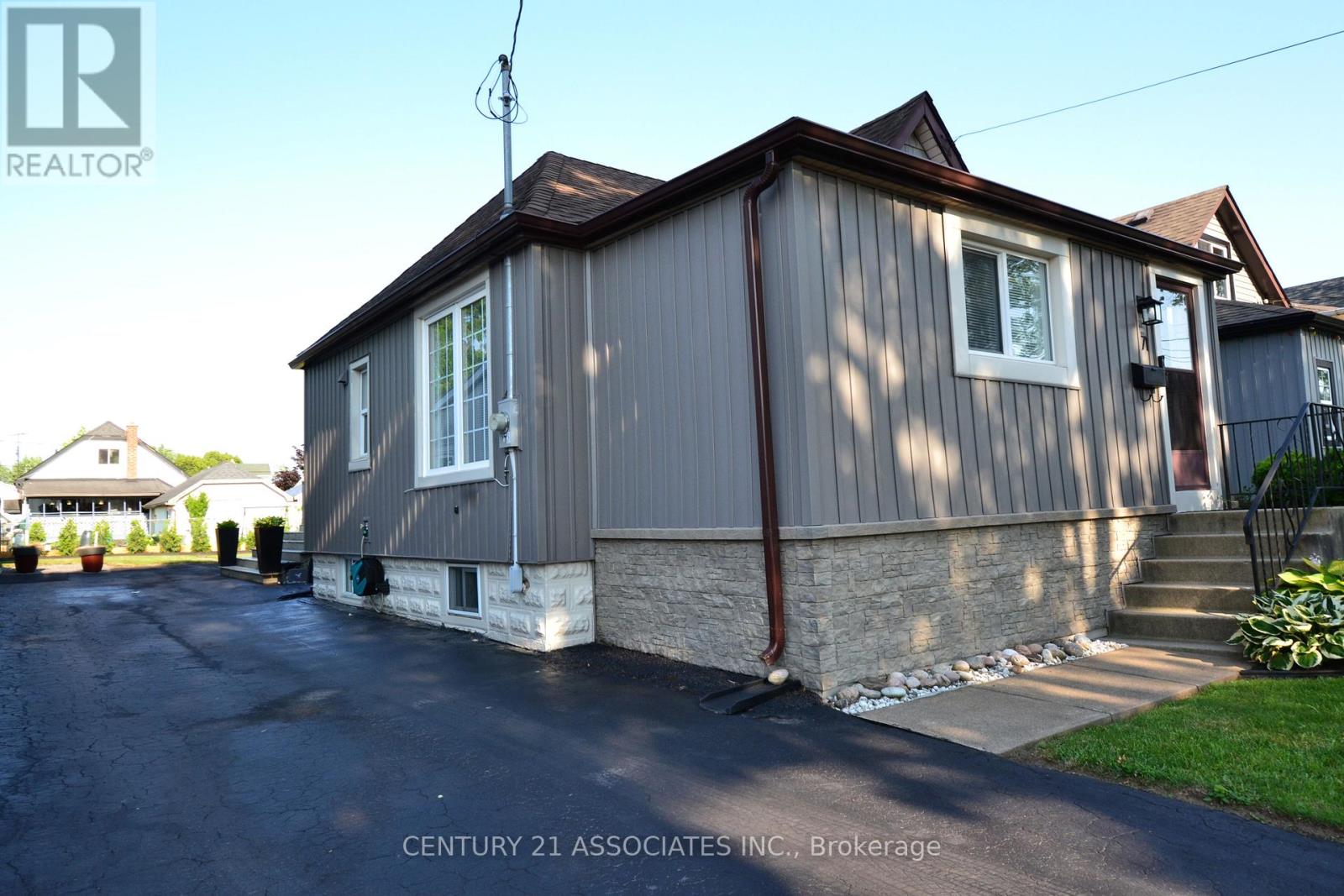 71 Deere Street, Welland, Ontario  L3B 2L7 - Photo 2 - X12362962