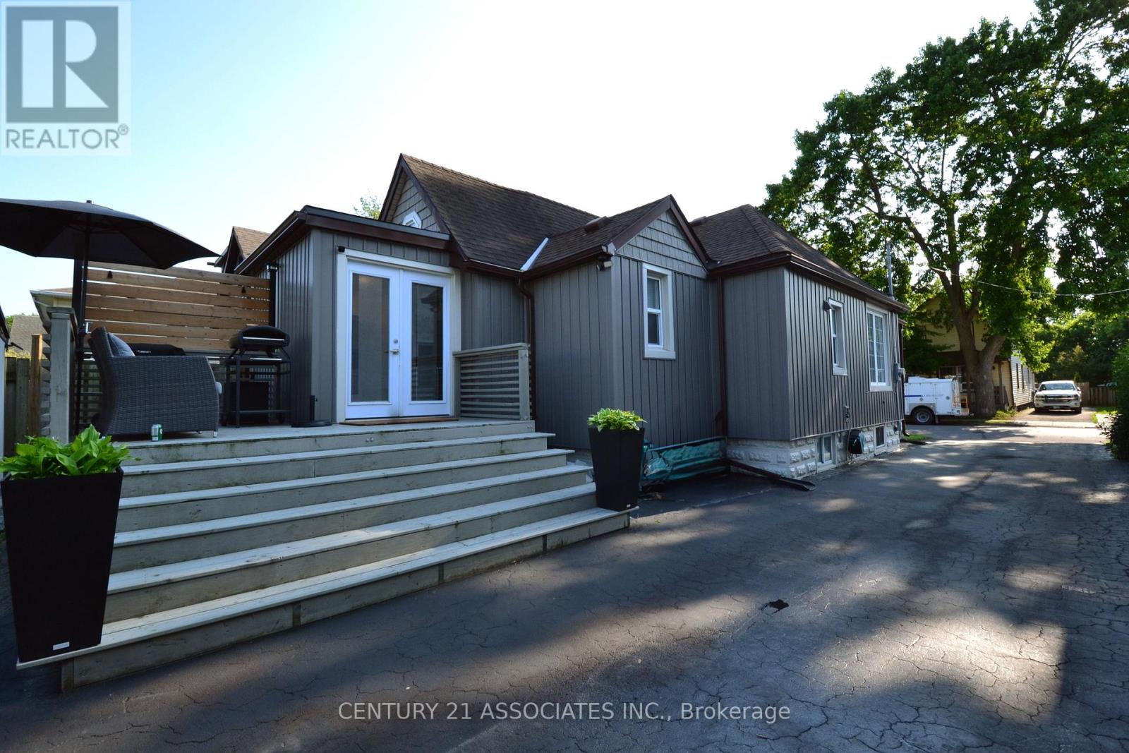 71 Deere Street, Welland, Ontario  L3B 2L7 - Photo 3 - X12362962
