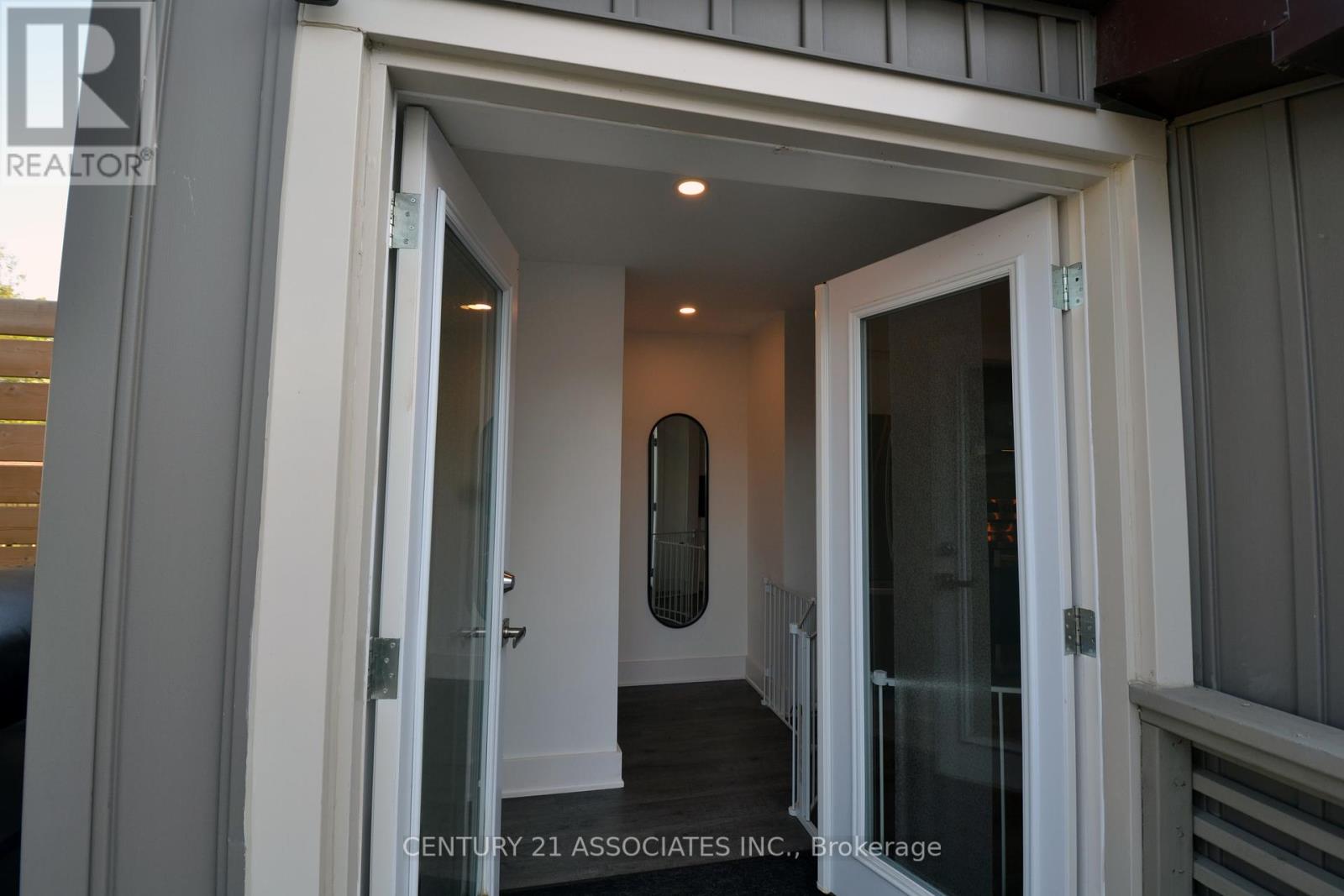 71 Deere Street, Welland, Ontario  L3B 2L7 - Photo 9 - X12362962