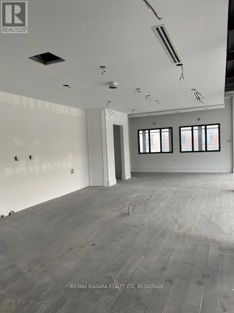 4461 Queen Street, Niagara Falls, Ontario  L2E 2L2 - Photo 5 - X12363012