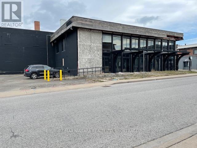 4461 Queen Street, Niagara Falls, Ontario  L2E 2L2 - Photo 8 - X12363012