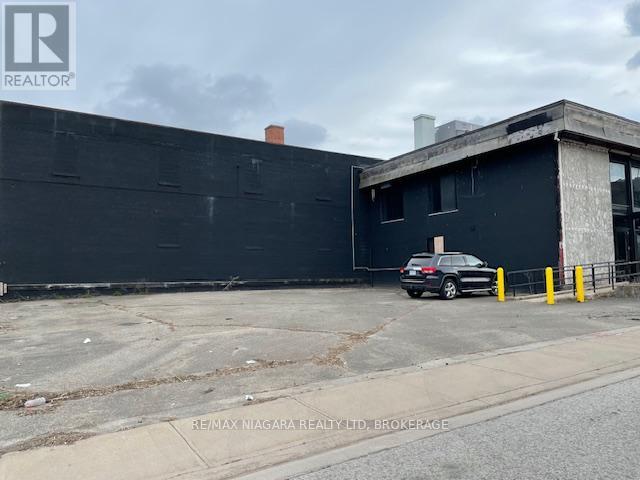 4461 Queen Street, Niagara Falls, Ontario  L2E 2L2 - Photo 9 - X12363012