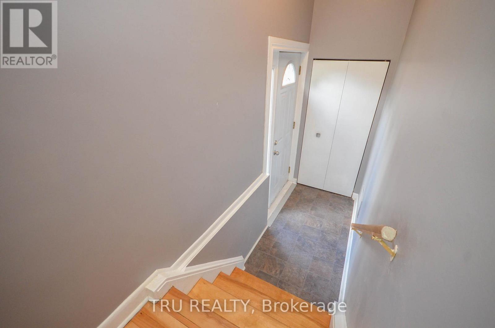 2428-2430 Iris Street, Ottawa, Ontario  K2C 1C6 - Photo 6 - X12363021