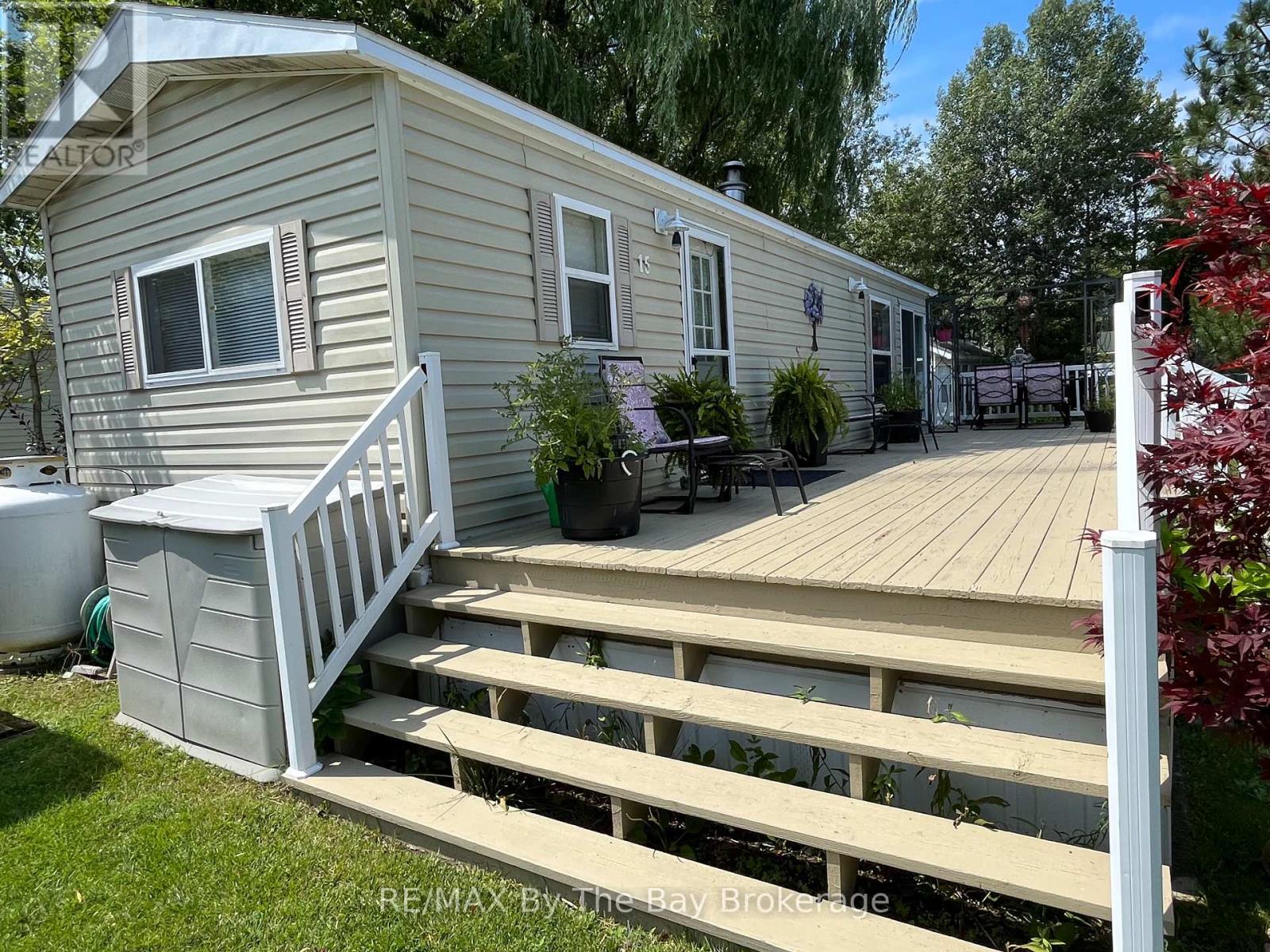 15 Huron Circle, Wasaga Beach, Ontario  L9Z 1X7 - Photo 9 - S12363079