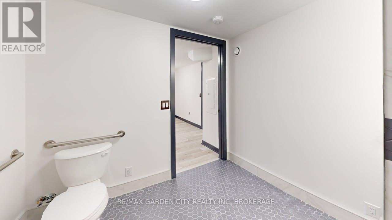 23 Warren Avenue, Hamilton, Ontario  L9A 3C7 - Photo 16 - X12363075