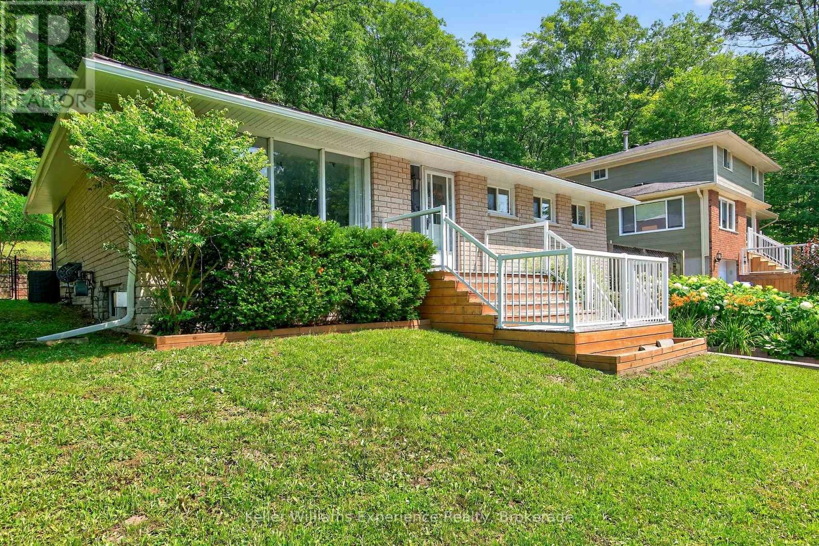 3 Keefe Street, Penetanguishene, Ontario  L9M 1B4 - Photo 2 - S12262946