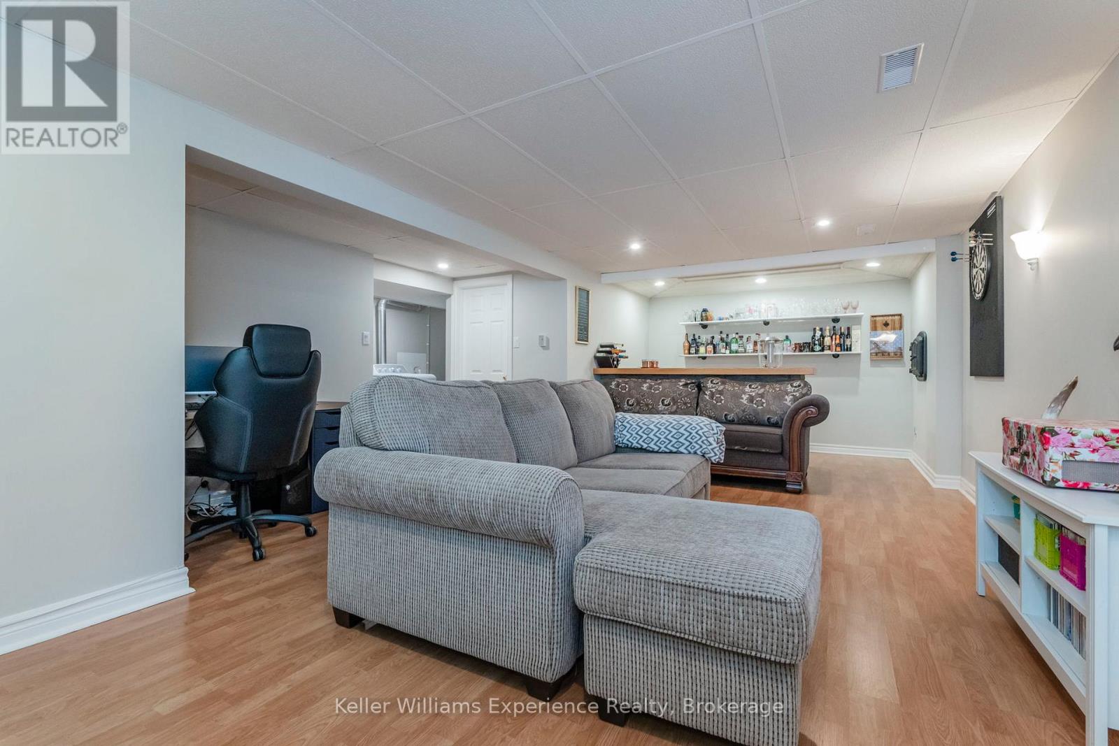 3 Keefe Street, Penetanguishene, Ontario  L9M 1B4 - Photo 18 - S12262946