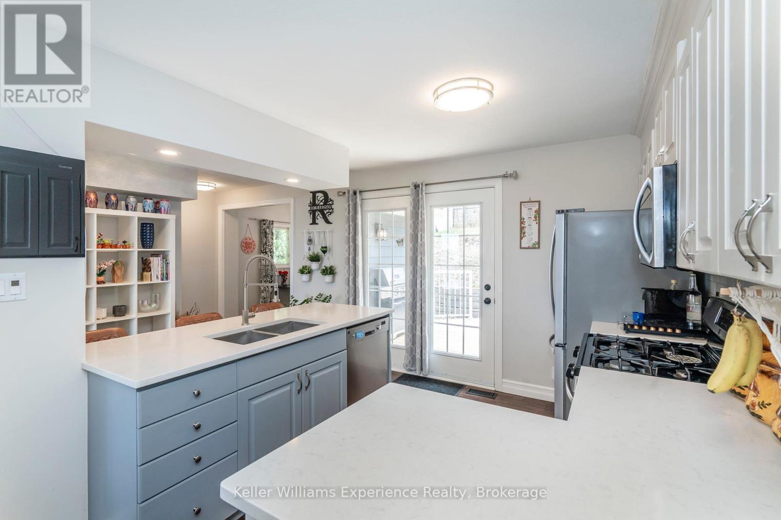 3 Keefe Street, Penetanguishene, Ontario  L9M 1B4 - Photo 9 - S12262946