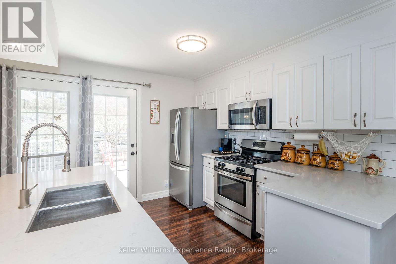 3 Keefe Street, Penetanguishene, Ontario  L9M 1B4 - Photo 10 - S12262946