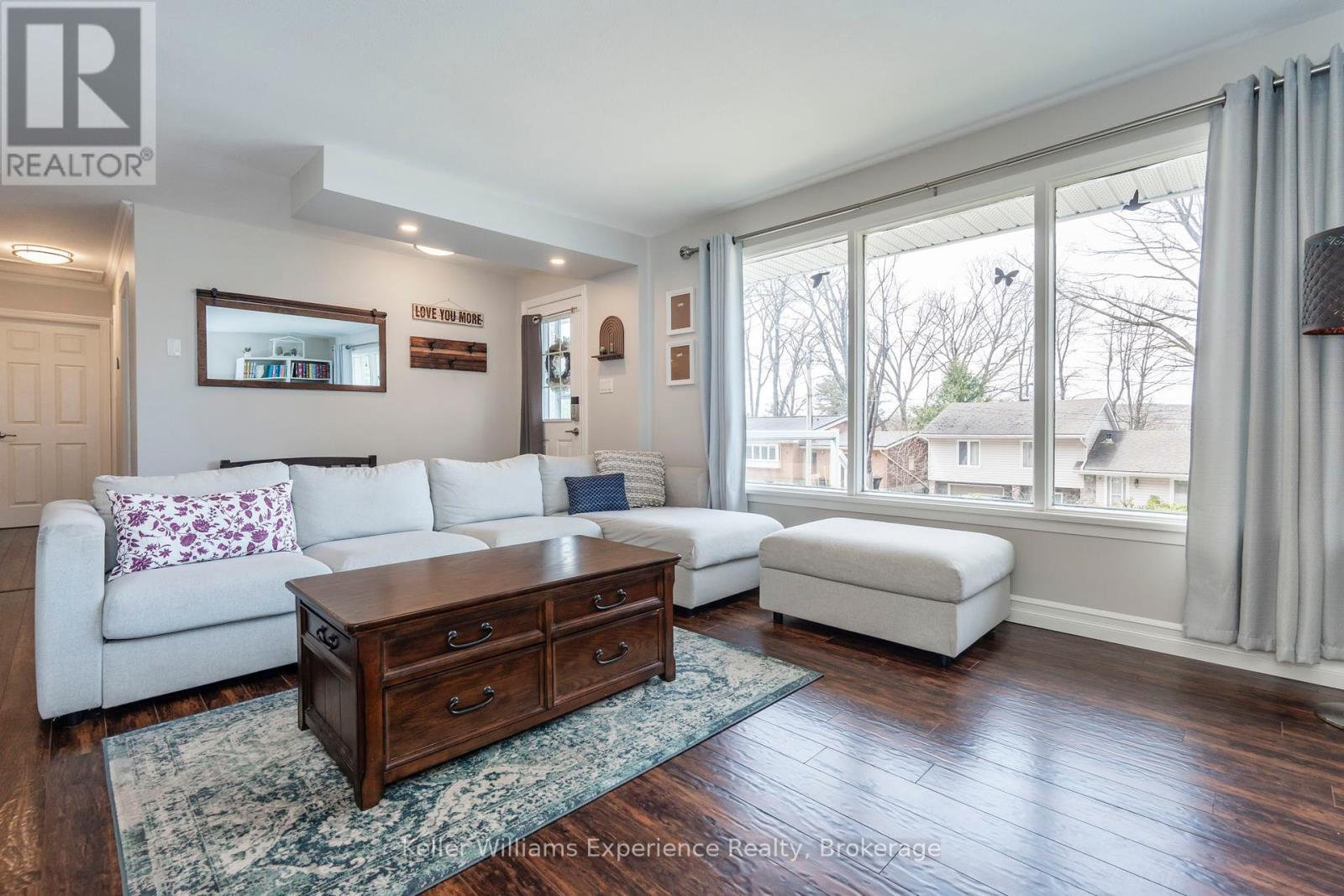 3 Keefe Street, Penetanguishene, Ontario  L9M 1B4 - Photo 4 - S12262946