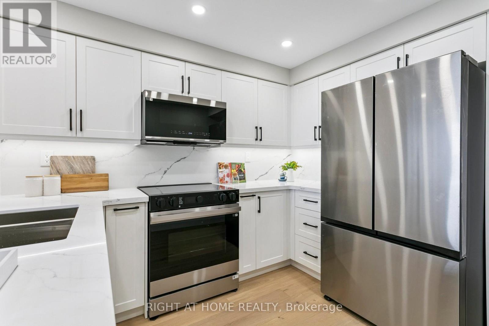 1611 - 7300 Yonge Street, Vaughan, Ontario  L4J 7Y5 - Photo 10 - N12363034