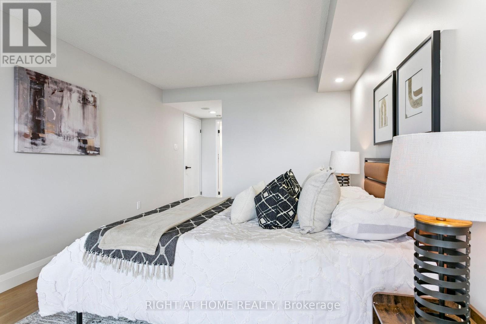 1611 - 7300 Yonge Street, Vaughan, Ontario  L4J 7Y5 - Photo 19 - N12363034