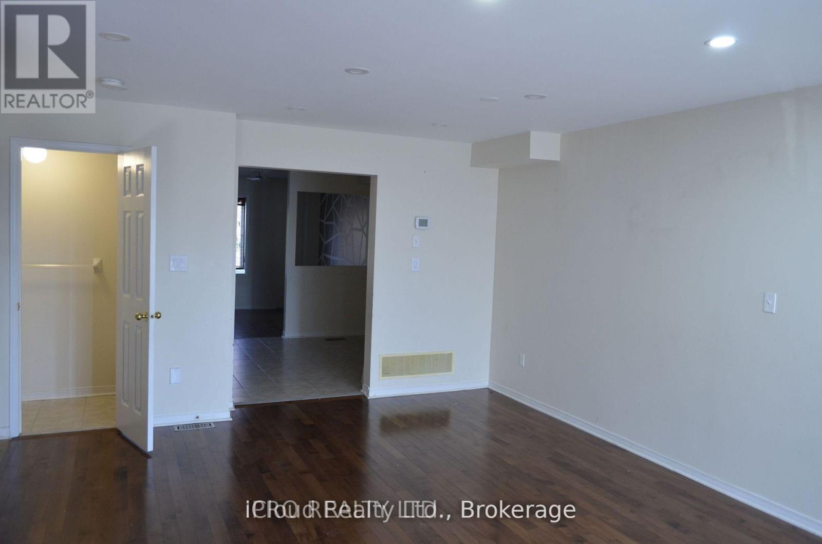 Main - 319 Aspendale Crescent, Mississauga, Ontario  L5W 0E7 - Photo 3 - W12363093