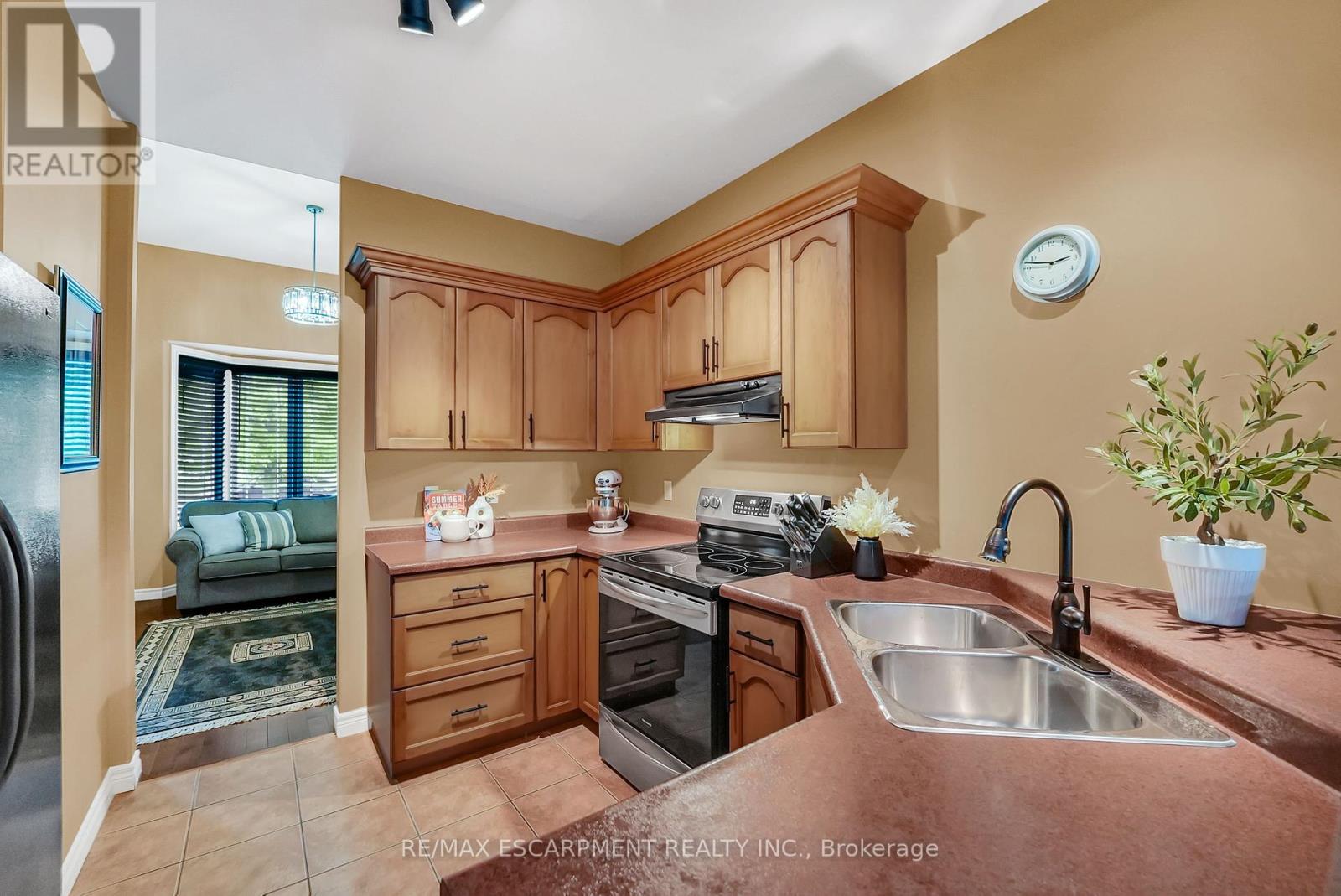 169 Central Avenue, Grimsby, Ontario  L3M 5T4 - Photo 7 - X12363049