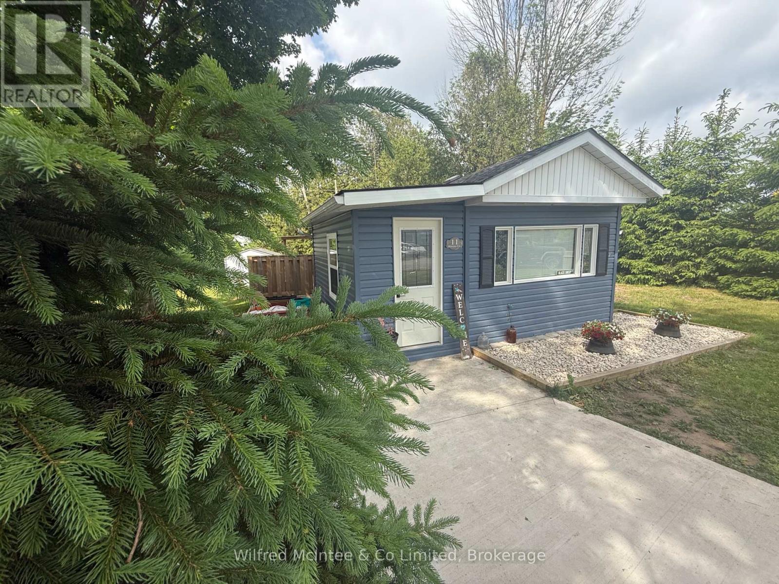 11 Bluejay Court, Brockton, Ontario  N0G 2V0 - Photo 3 - X12363200