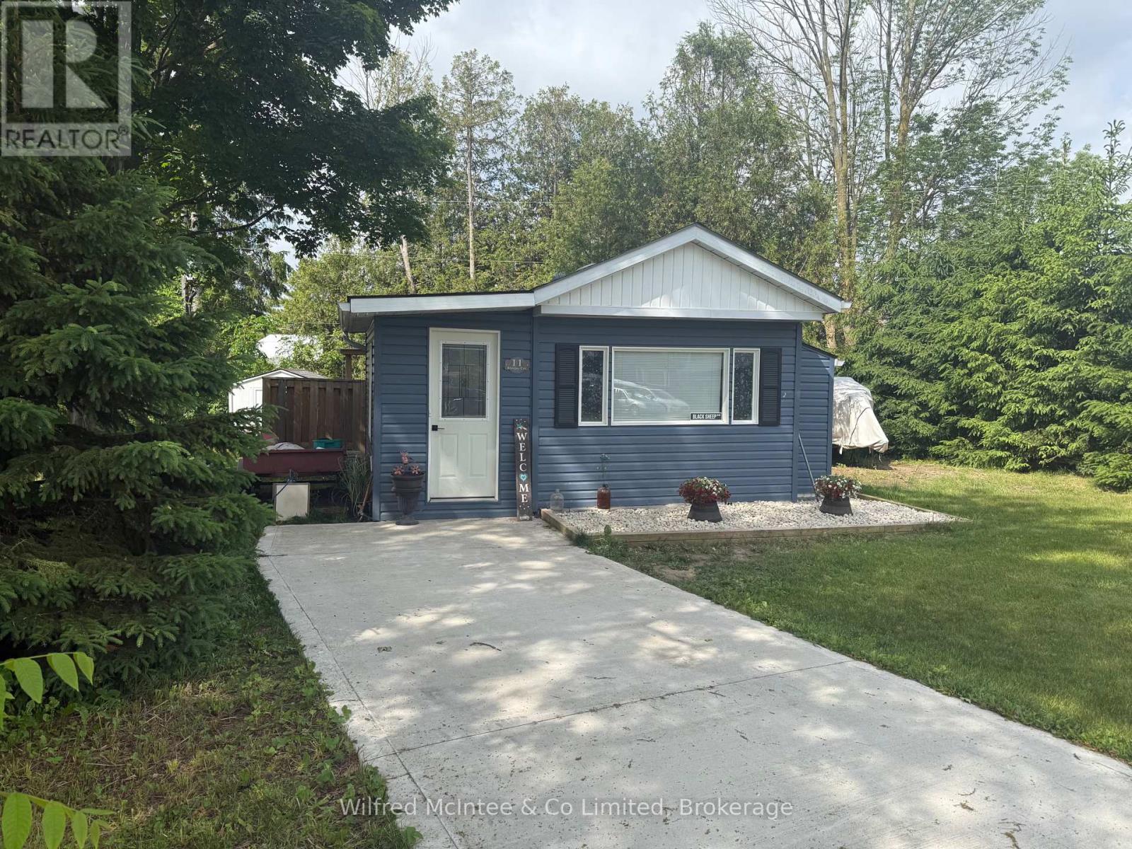 11 Bluejay Court, Brockton, Ontario  N0G 2V0 - Photo 4 - X12363200