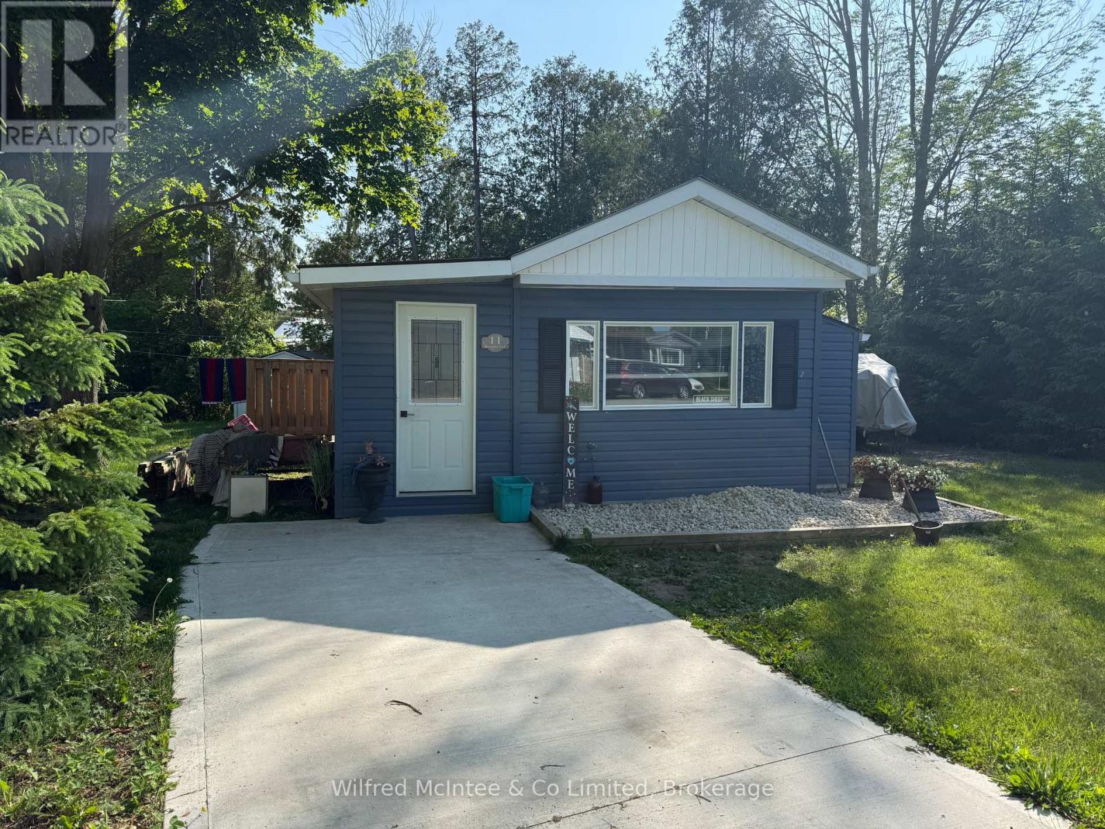 11 Bluejay Court, Brockton, Ontario  N0G 2V0 - Photo 5 - X12363200