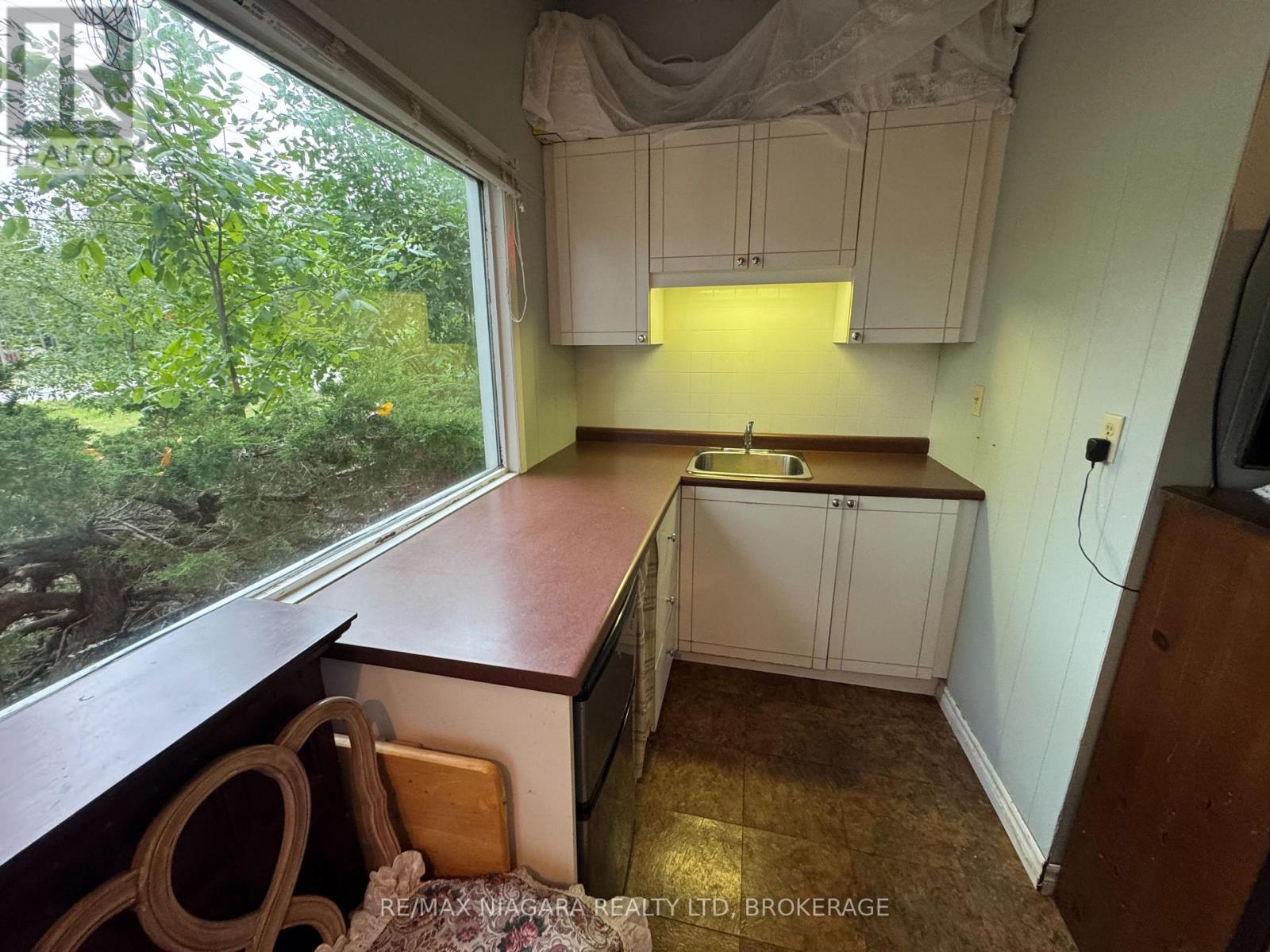1640 Dominion Road, Fort Erie, Ontario  L2A 5M4 - Photo 6 - X12363309