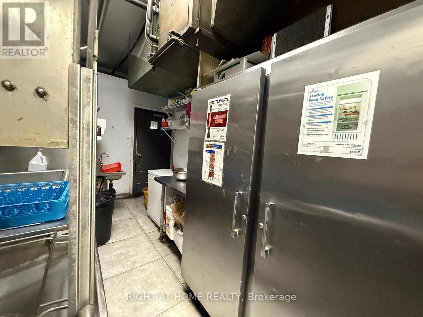 7057 Yonge Street, Markham, Ontario  L3T 2A6 - Photo 6 - N12363197