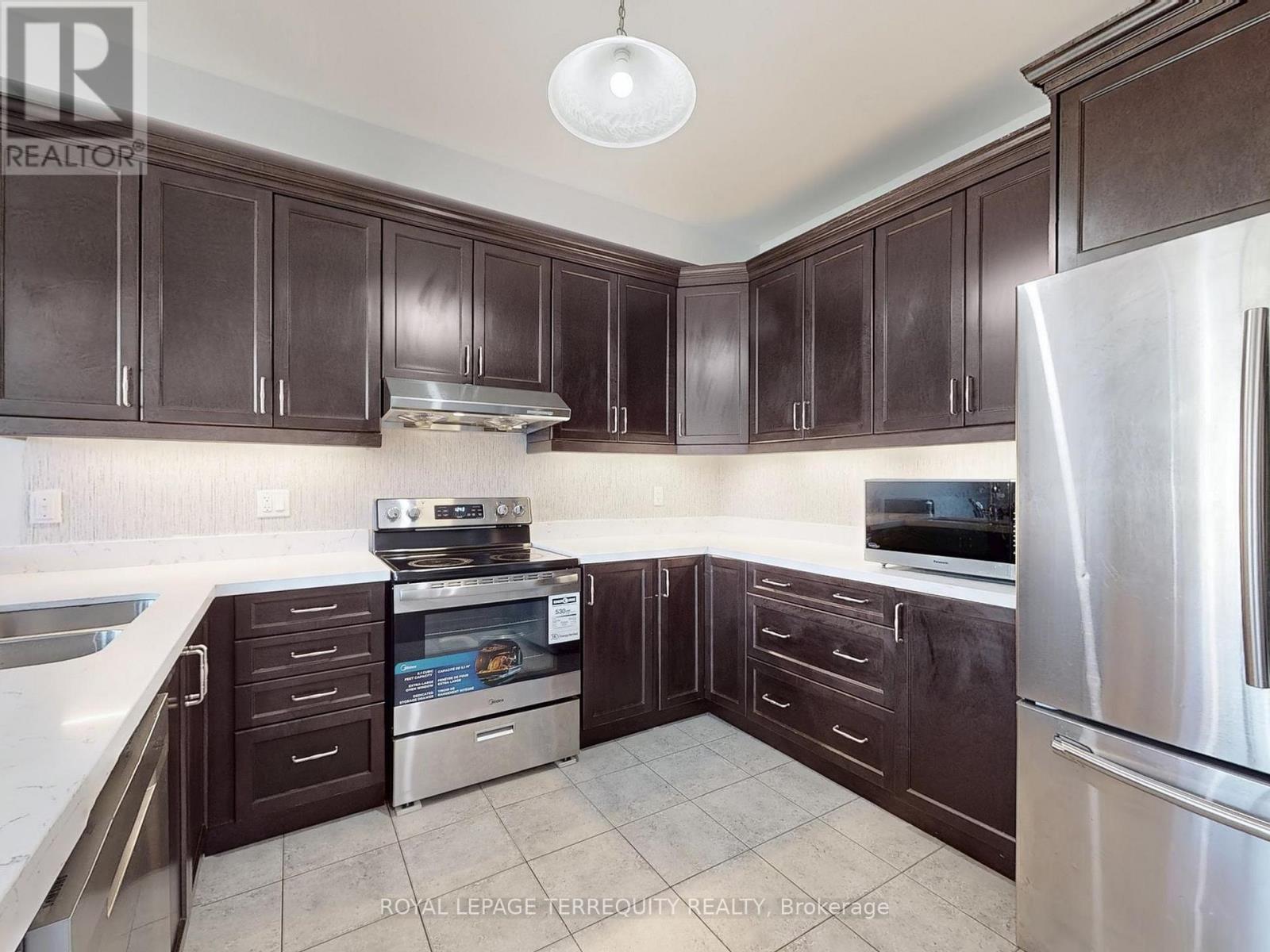 28 Richmond Park Drive, Georgina, Ontario  L4P 0H2 - Photo 16 - N12363251