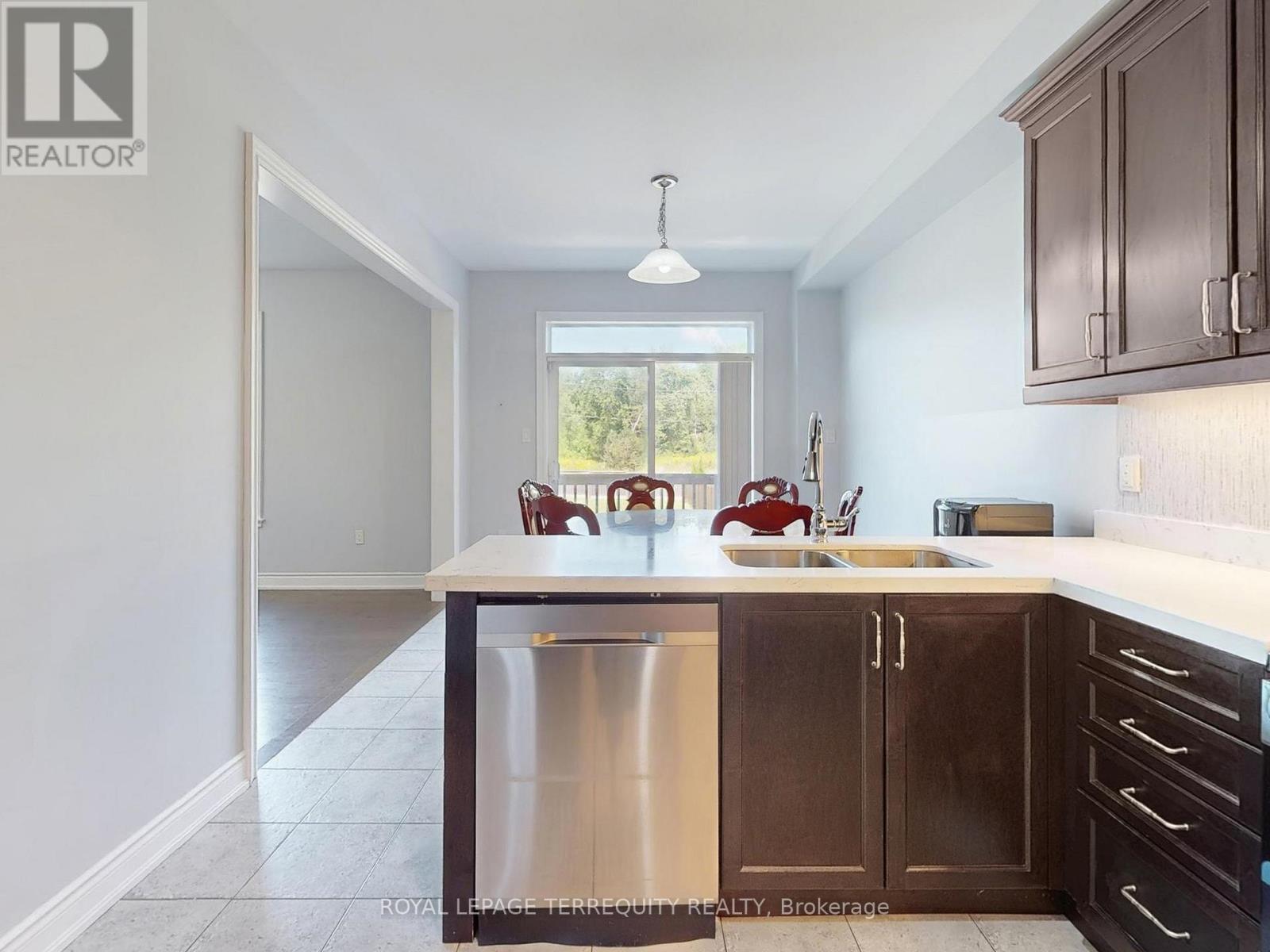 28 Richmond Park Drive, Georgina, Ontario  L4P 0H2 - Photo 17 - N12363251