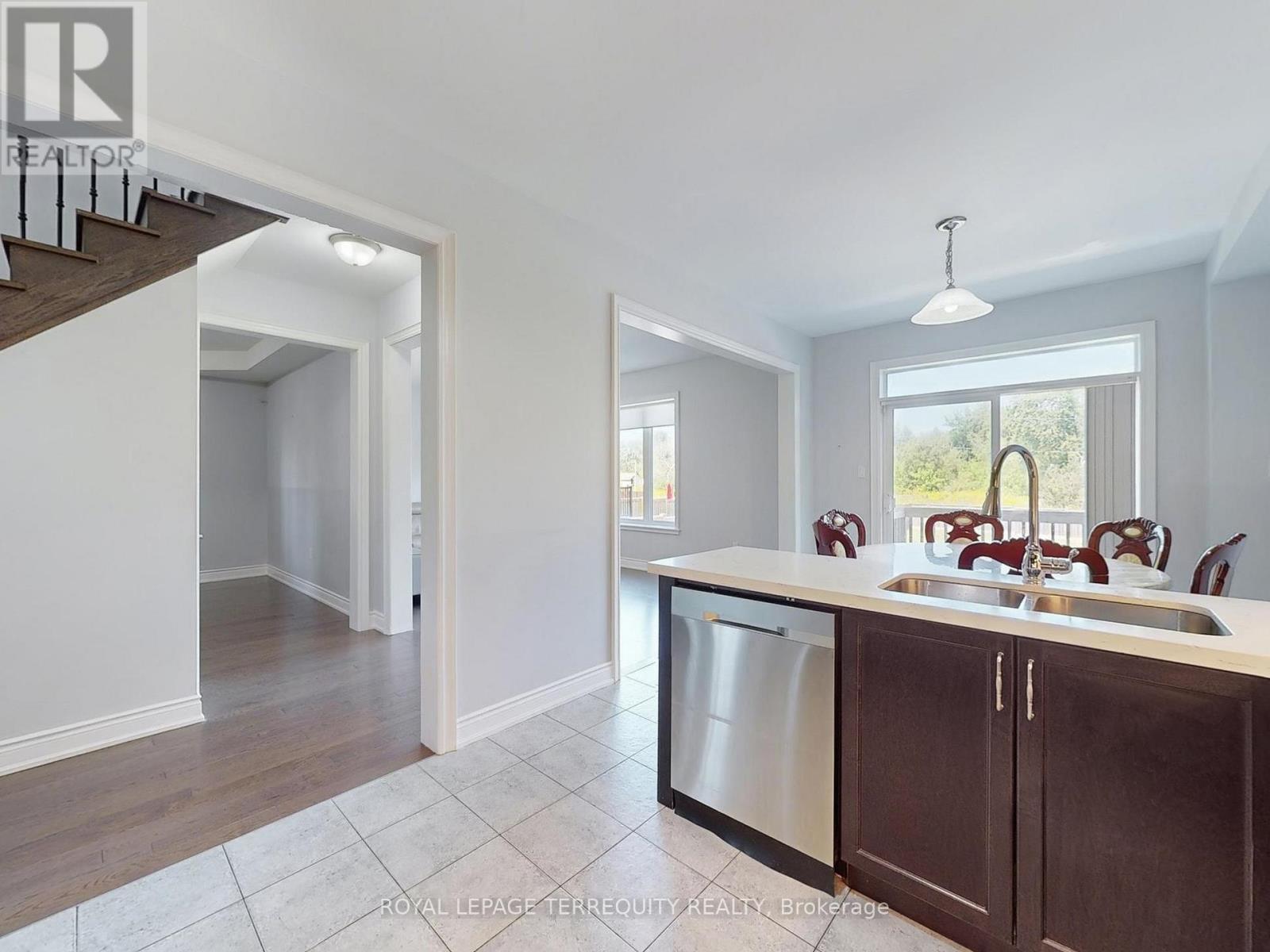 28 Richmond Park Drive, Georgina, Ontario  L4P 0H2 - Photo 18 - N12363251