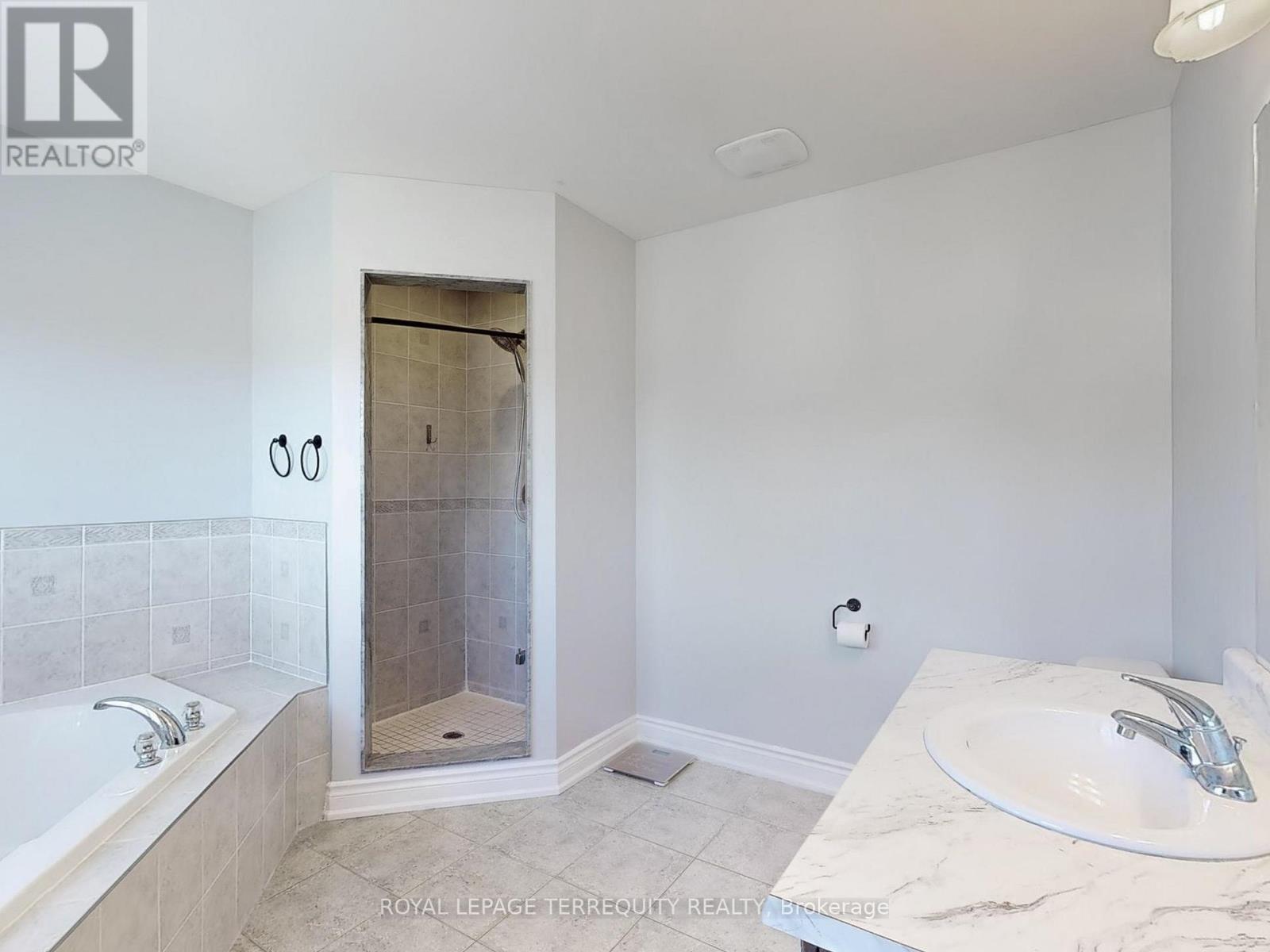 28 Richmond Park Drive, Georgina, Ontario  L4P 0H2 - Photo 34 - N12363251