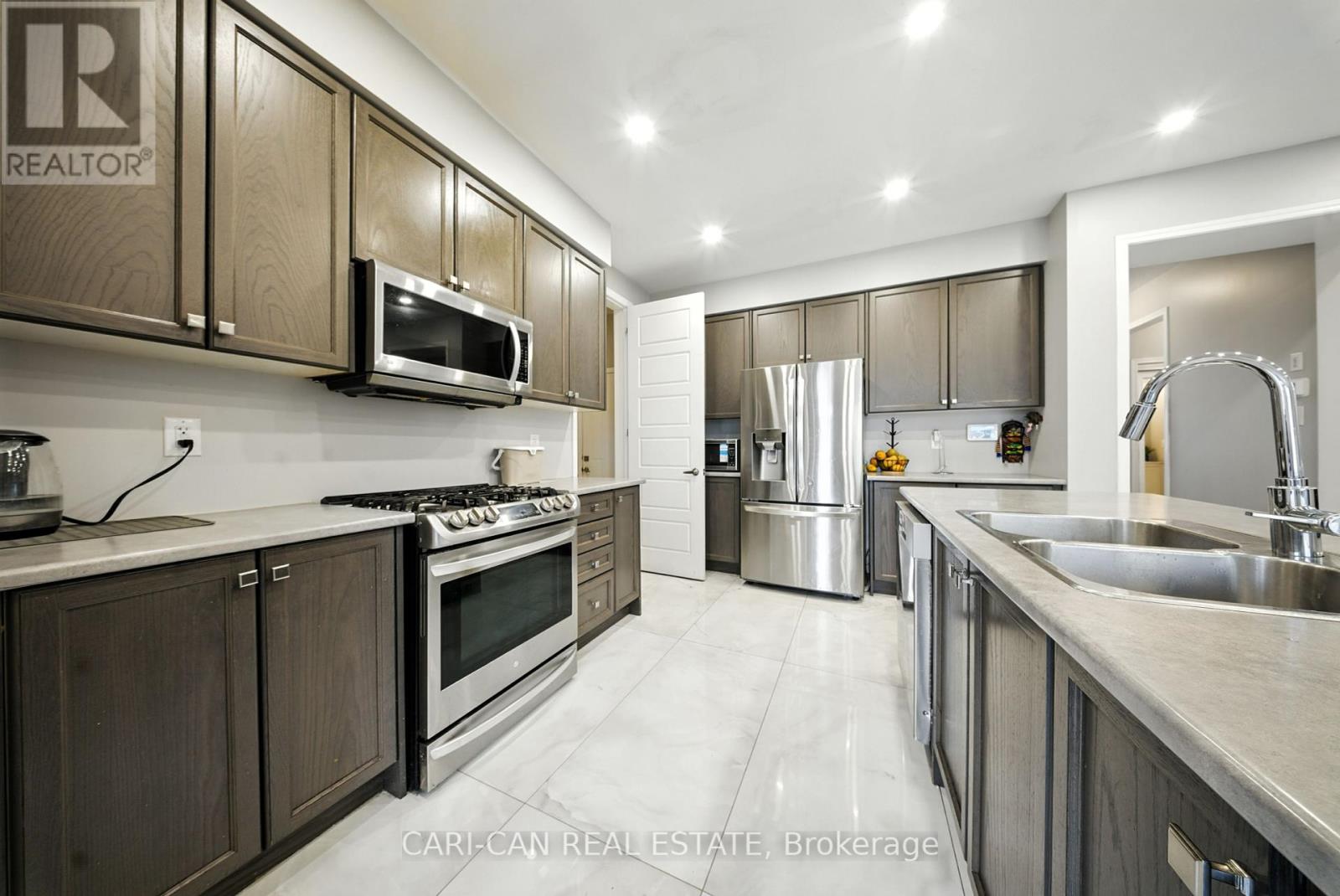 122 Longboat Run West, Brantford, Ontario  N3T 0P3 - Photo 10 - X12363229