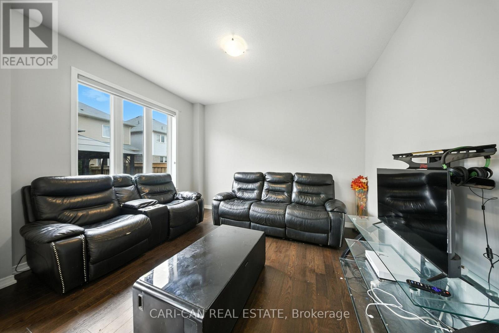 122 Longboat Run West, Brantford, Ontario  N3T 0P3 - Photo 15 - X12363229