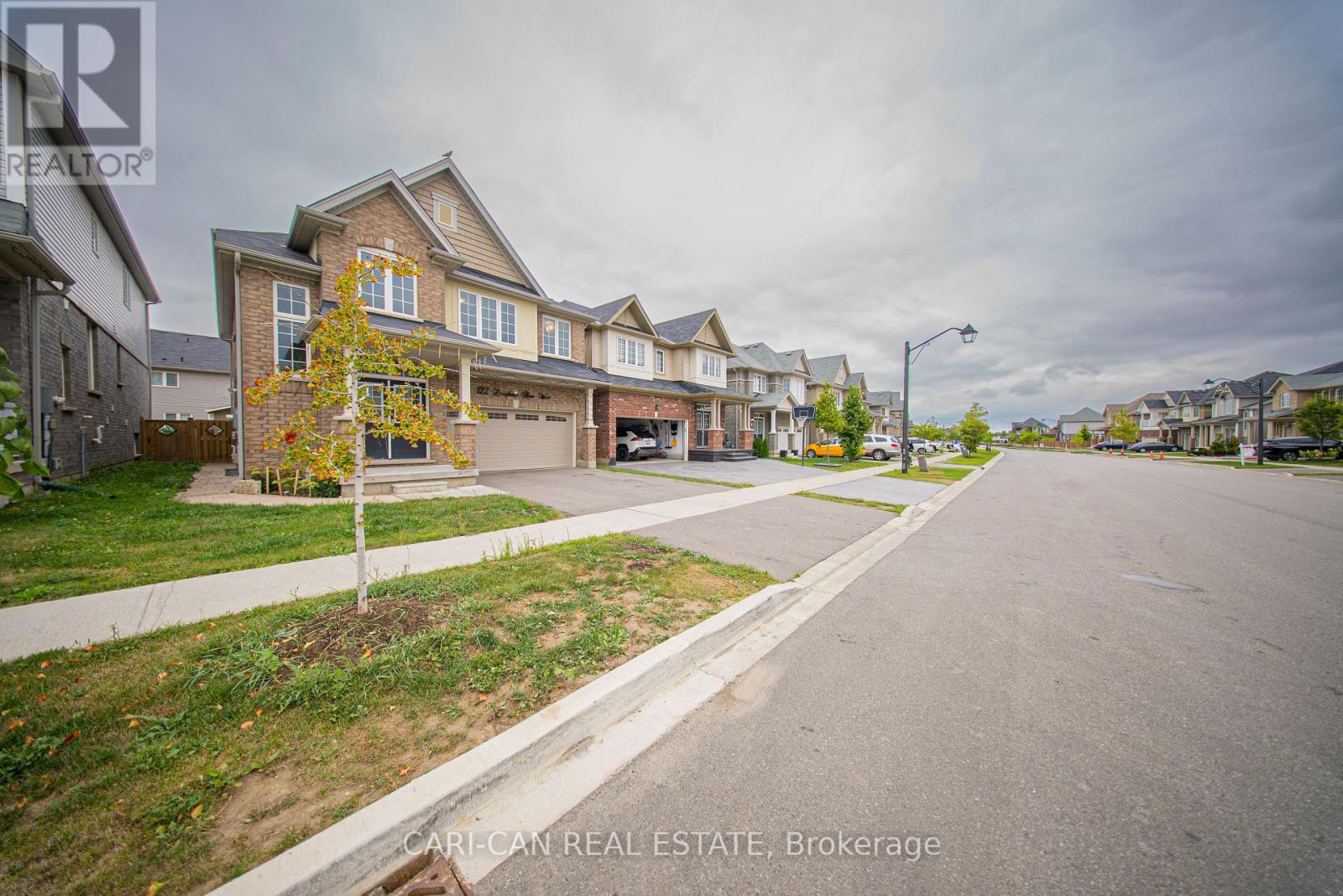 122 Longboat Run West, Brantford, Ontario  N3T 0P3 - Photo 3 - X12363229