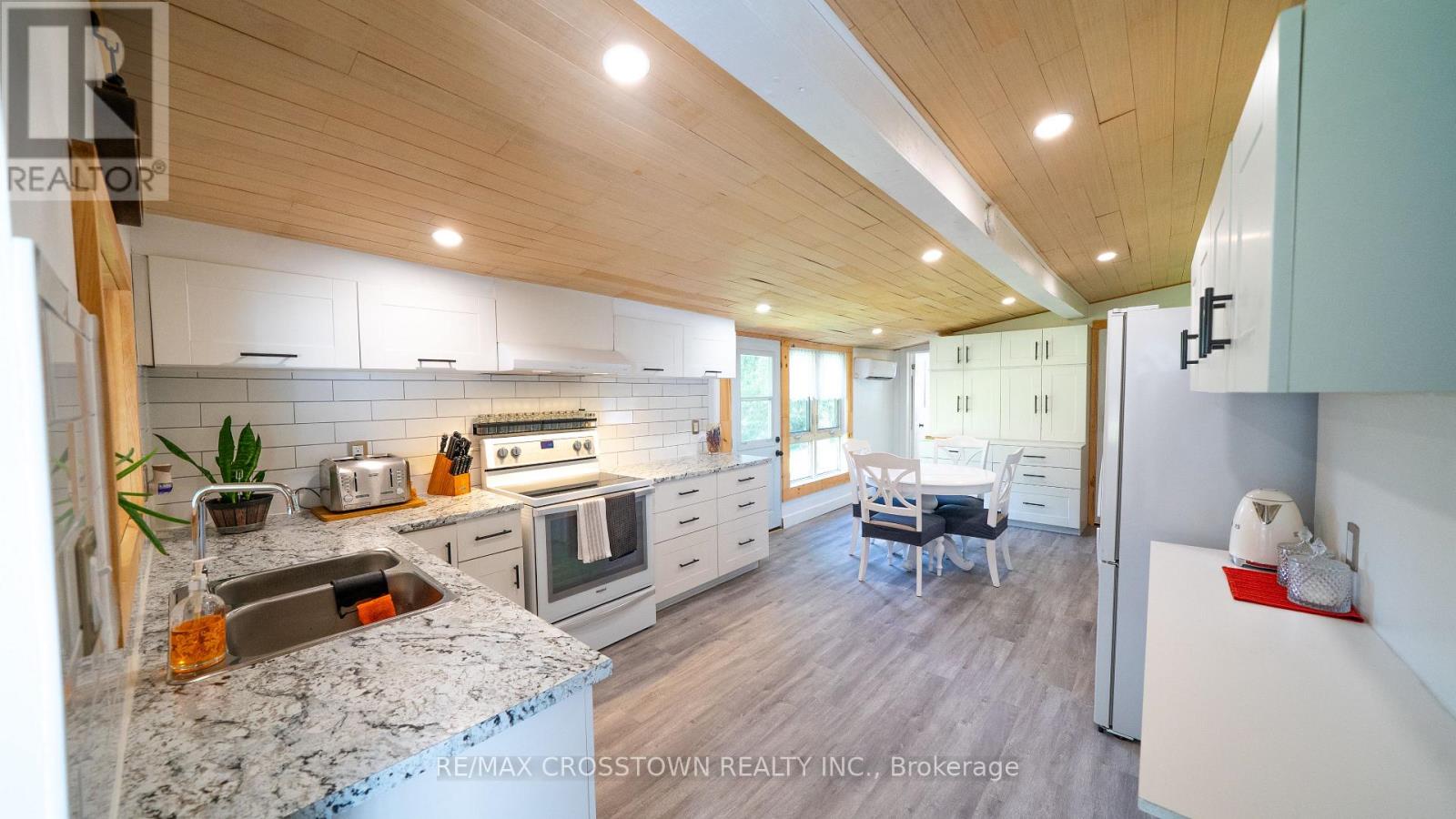 1161 Uffington Road, Bracebridge, Ontario  P1L 1X1 - Photo 9 - X12363276