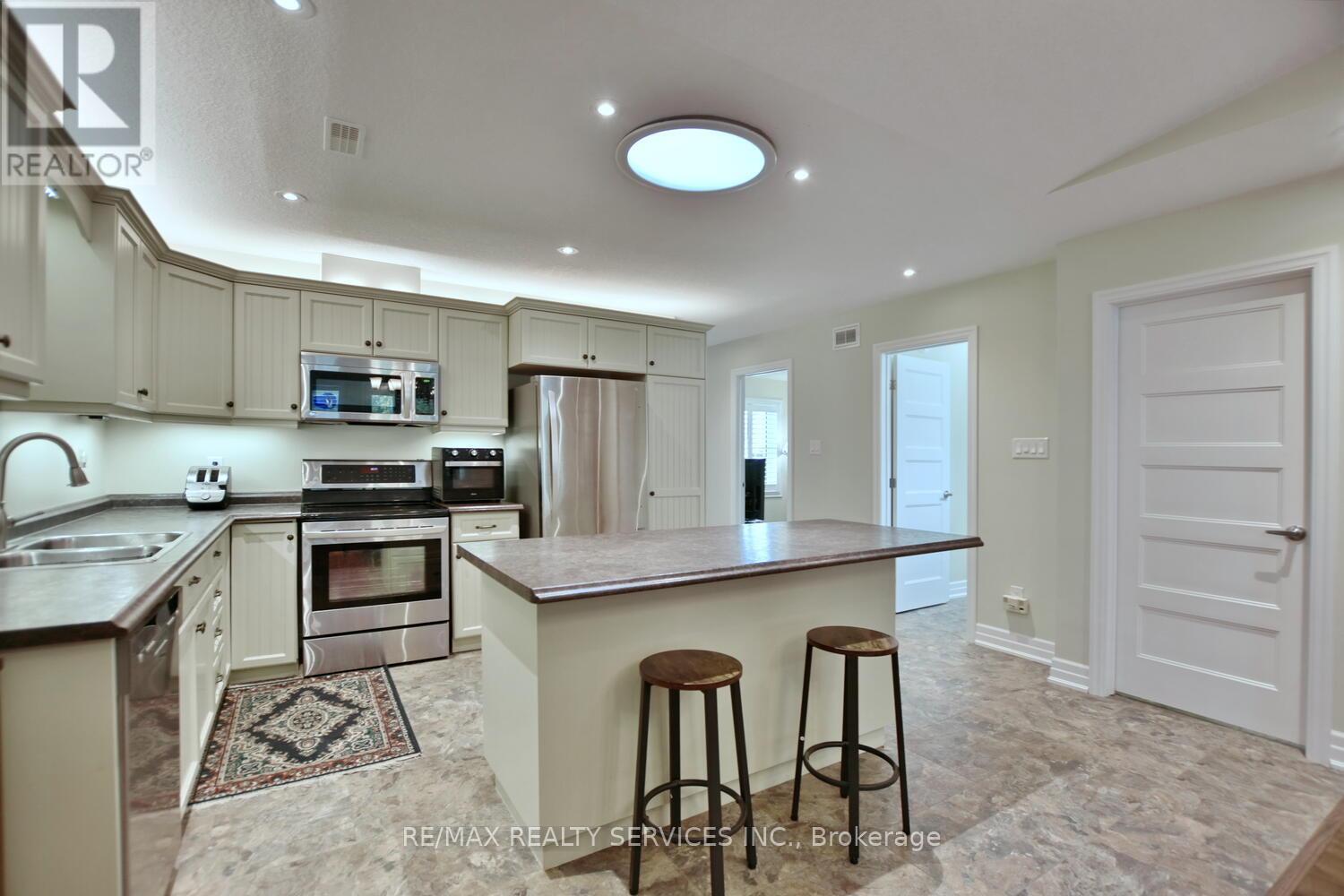 45 Clover Crescent, Wasaga Beach, Ontario  L9Z 0G4 - Photo 15 - S12363286