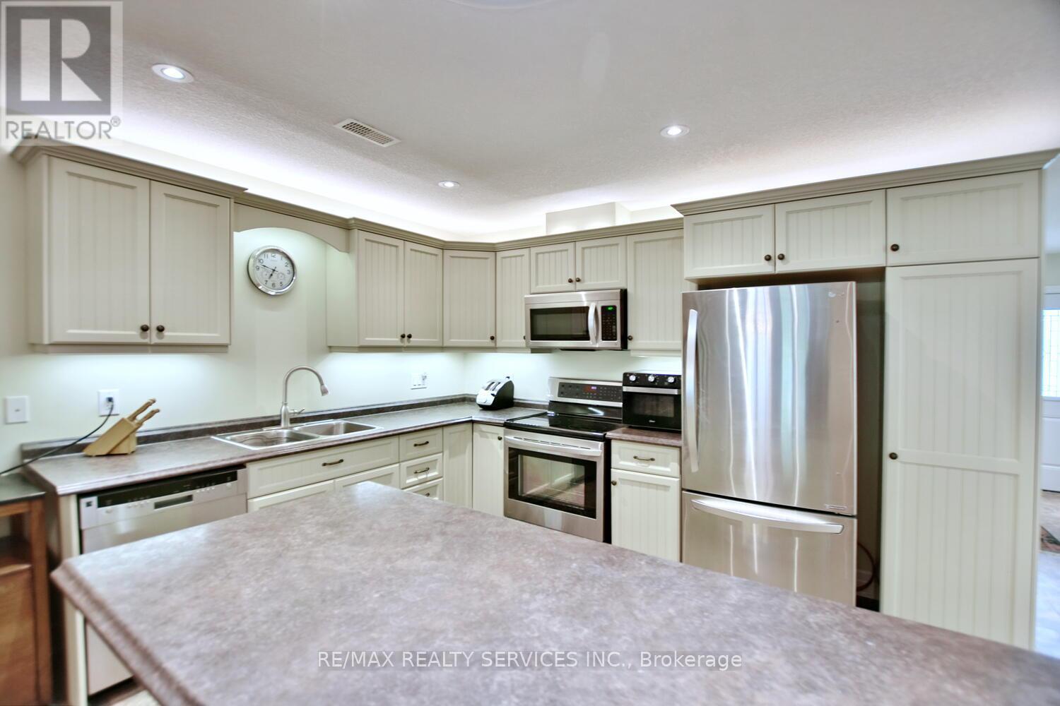 45 Clover Crescent, Wasaga Beach, Ontario  L9Z 0G4 - Photo 16 - S12363286