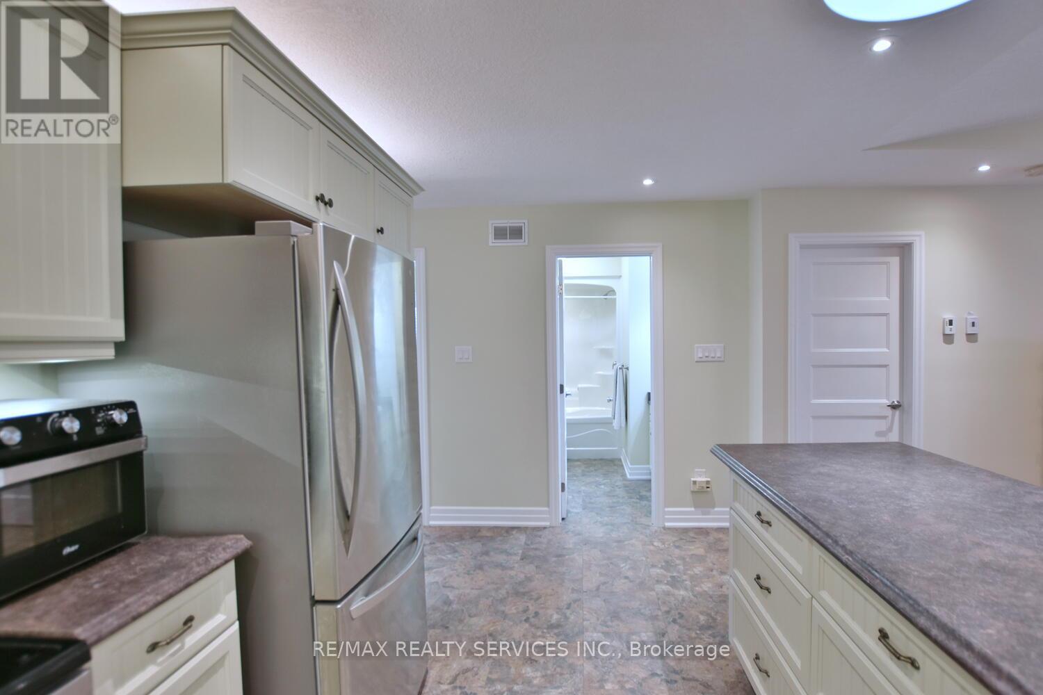 45 Clover Crescent, Wasaga Beach, Ontario  L9Z 0G4 - Photo 18 - S12363286