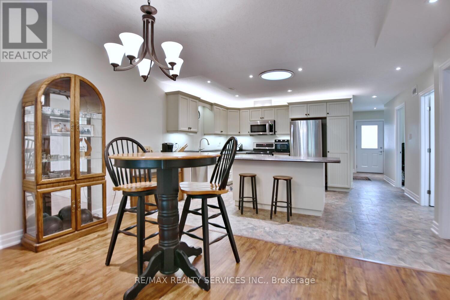 45 Clover Crescent, Wasaga Beach, Ontario  L9Z 0G4 - Photo 21 - S12363286