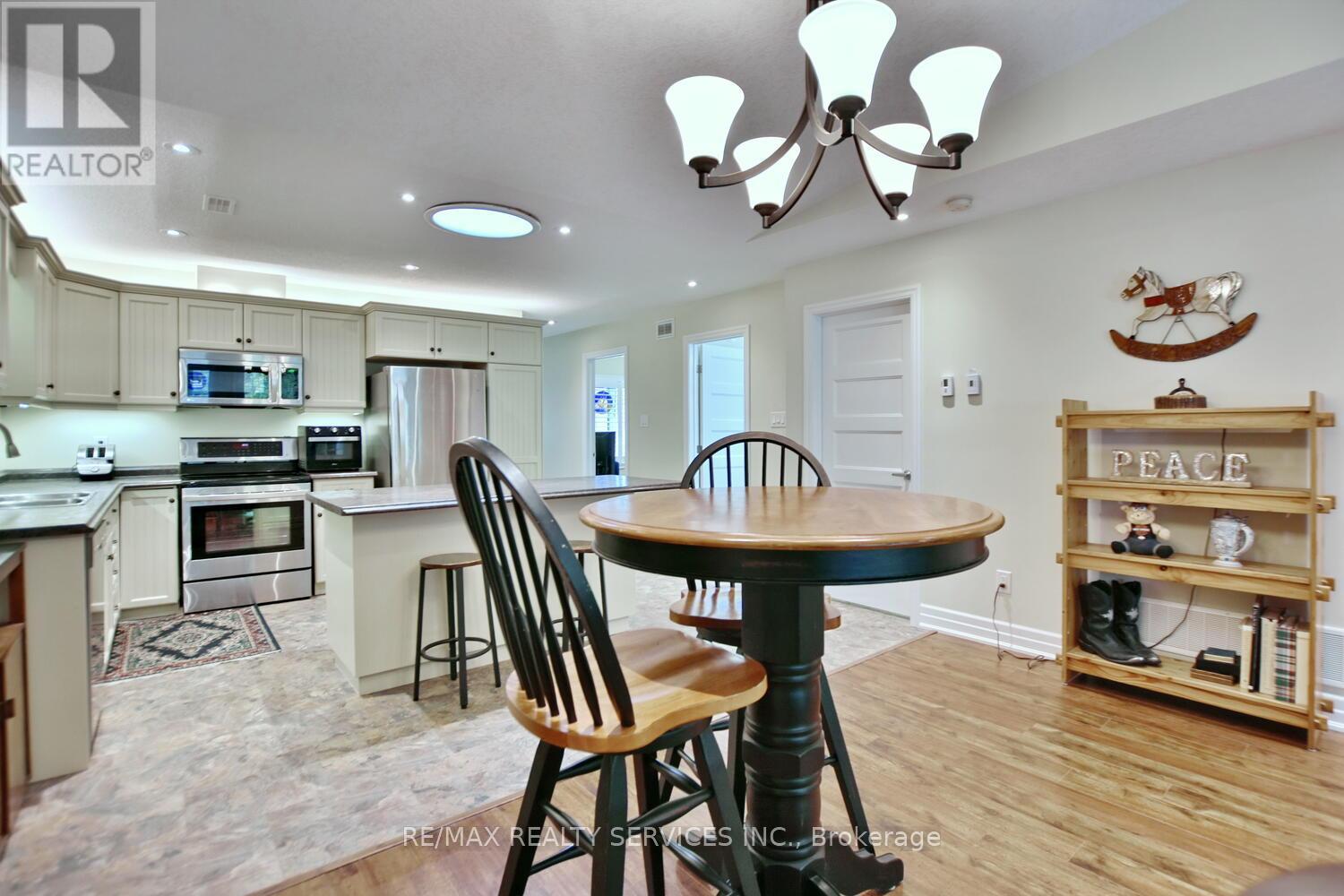 45 Clover Crescent, Wasaga Beach, Ontario  L9Z 0G4 - Photo 22 - S12363286
