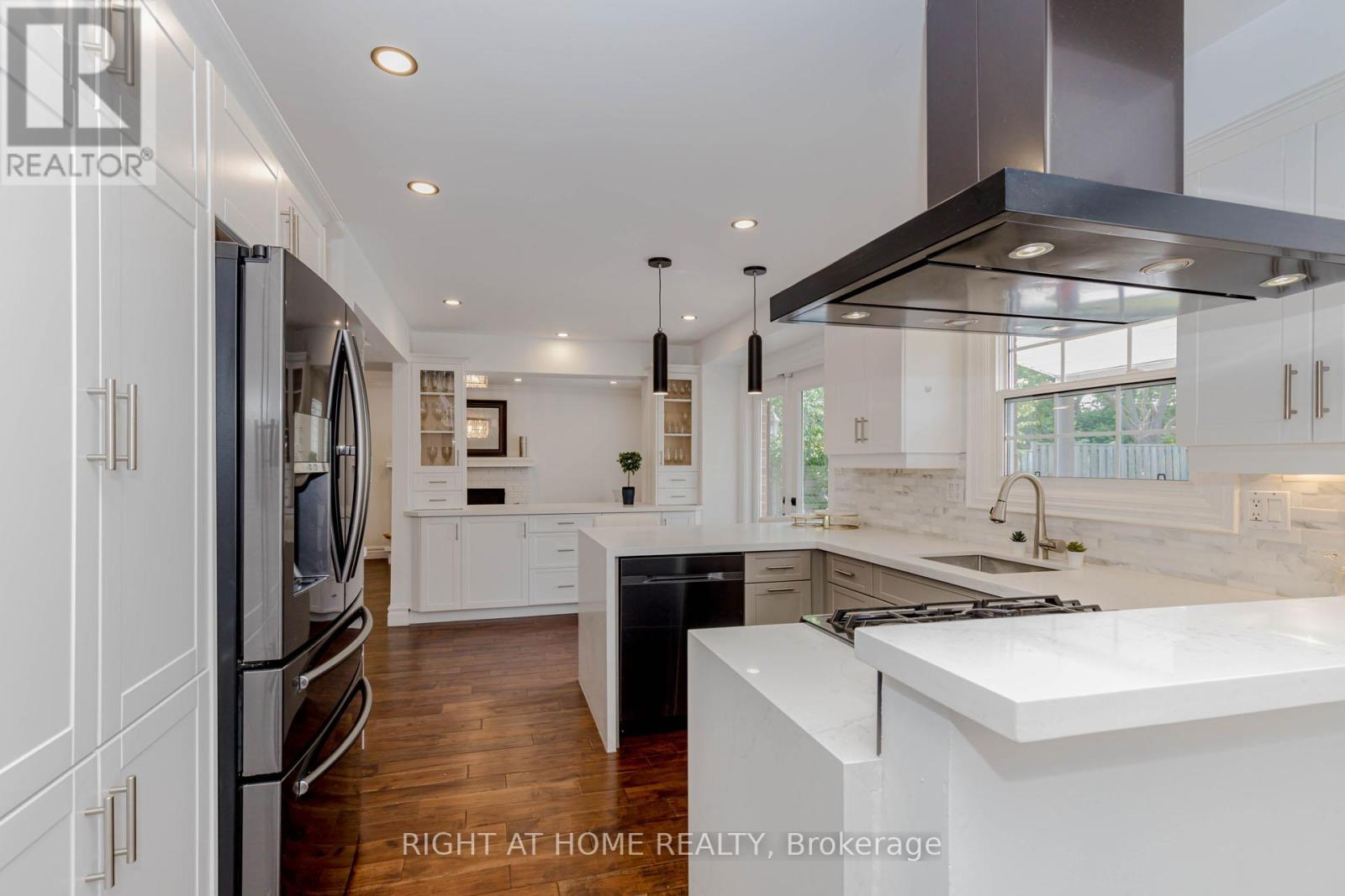 1073 Mesa Crescent, Mississauga (Lorne Park), Ontario  L5R 3E7 - Photo 12 - W12363283