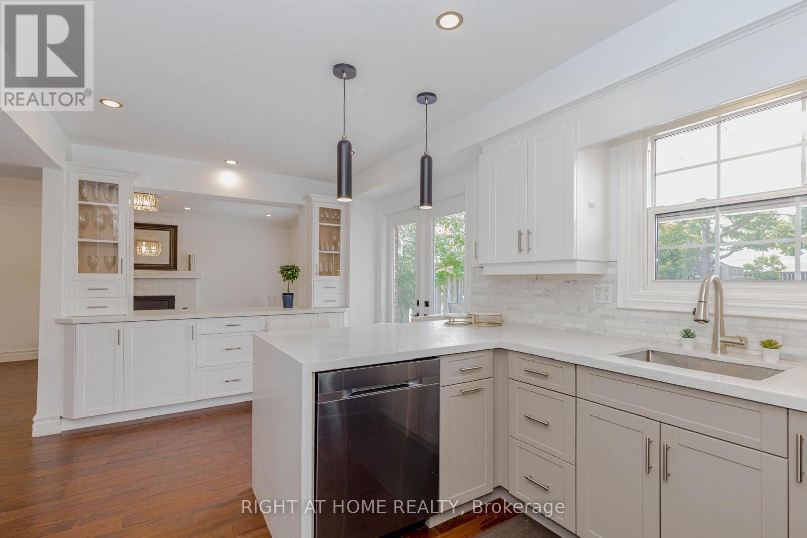 1073 Mesa Crescent, Mississauga (Lorne Park), Ontario  L5R 3E7 - Photo 15 - W12363283