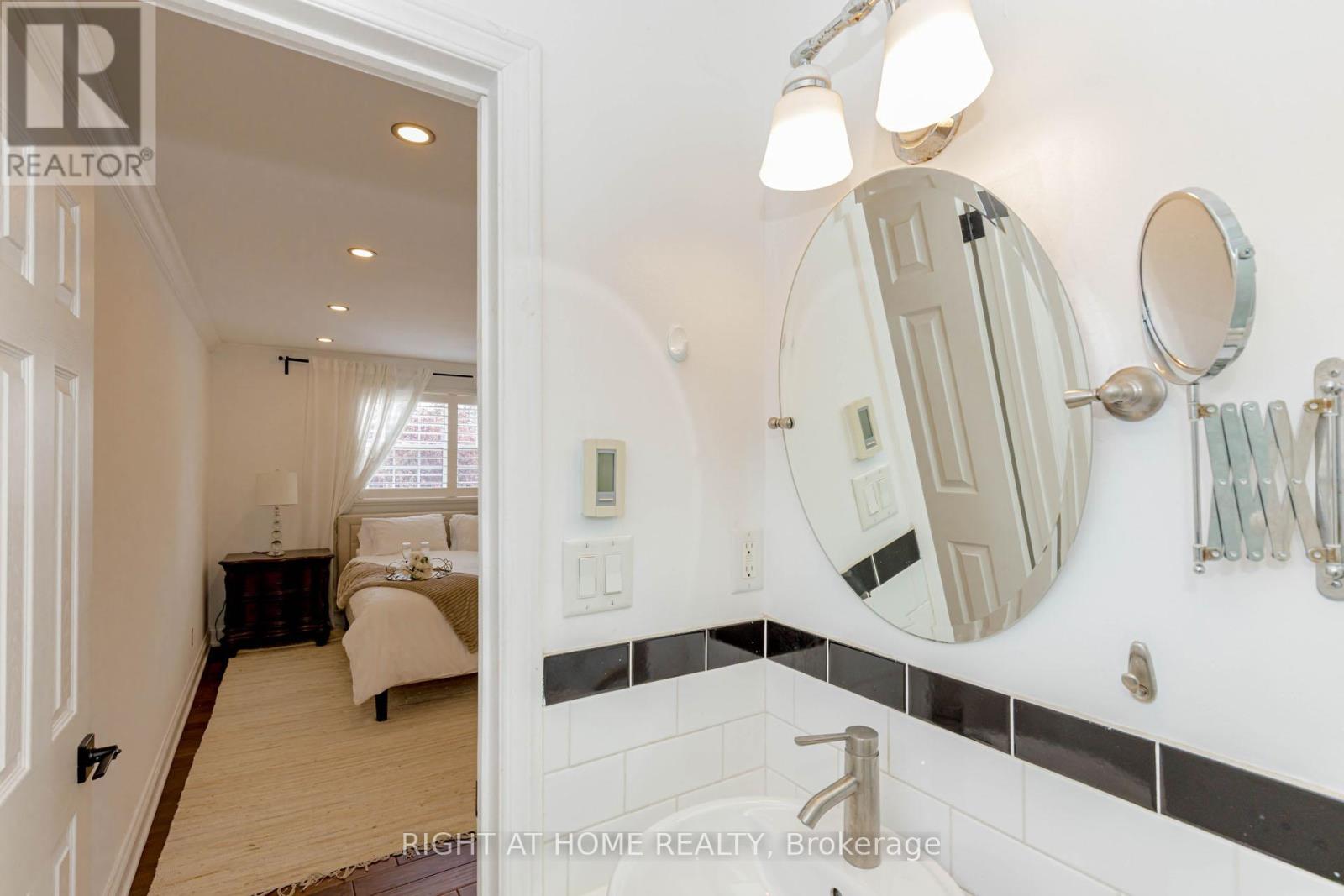 1073 Mesa Crescent, Mississauga (Lorne Park), Ontario  L5R 3E7 - Photo 19 - W12363283