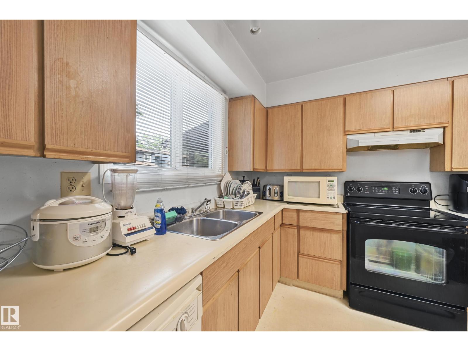 #4 7604 29 Av Nw, Edmonton, Alberta  T6K 3Z2 - Photo 1 - E4449016