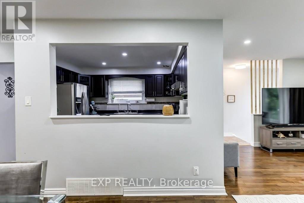 Upper - 72 Billington Crescent, Toronto, Ontario  M3A 2G6 - Photo 4 - C12363439