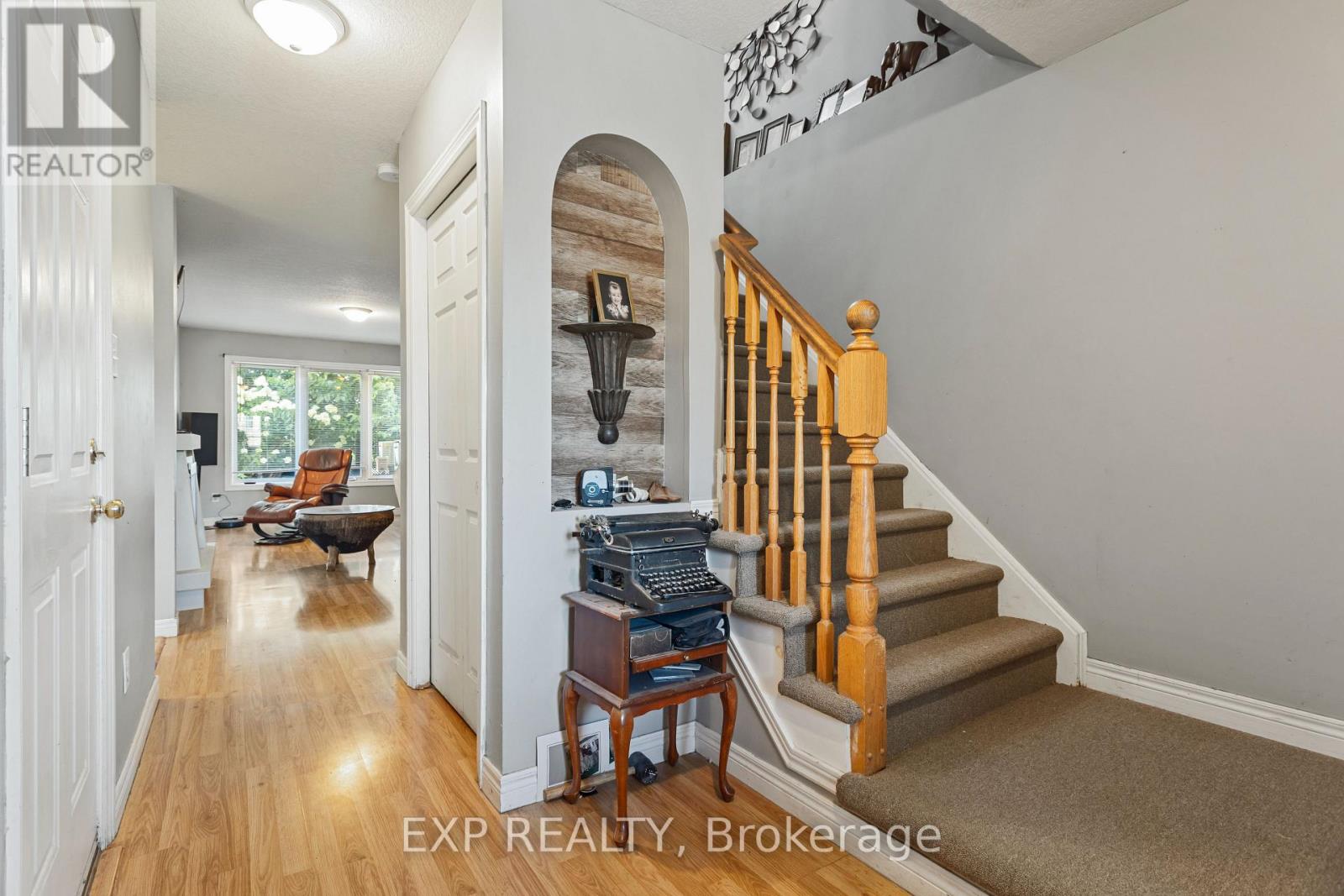 Property at 118 CHATEAU CRESCENT image 4