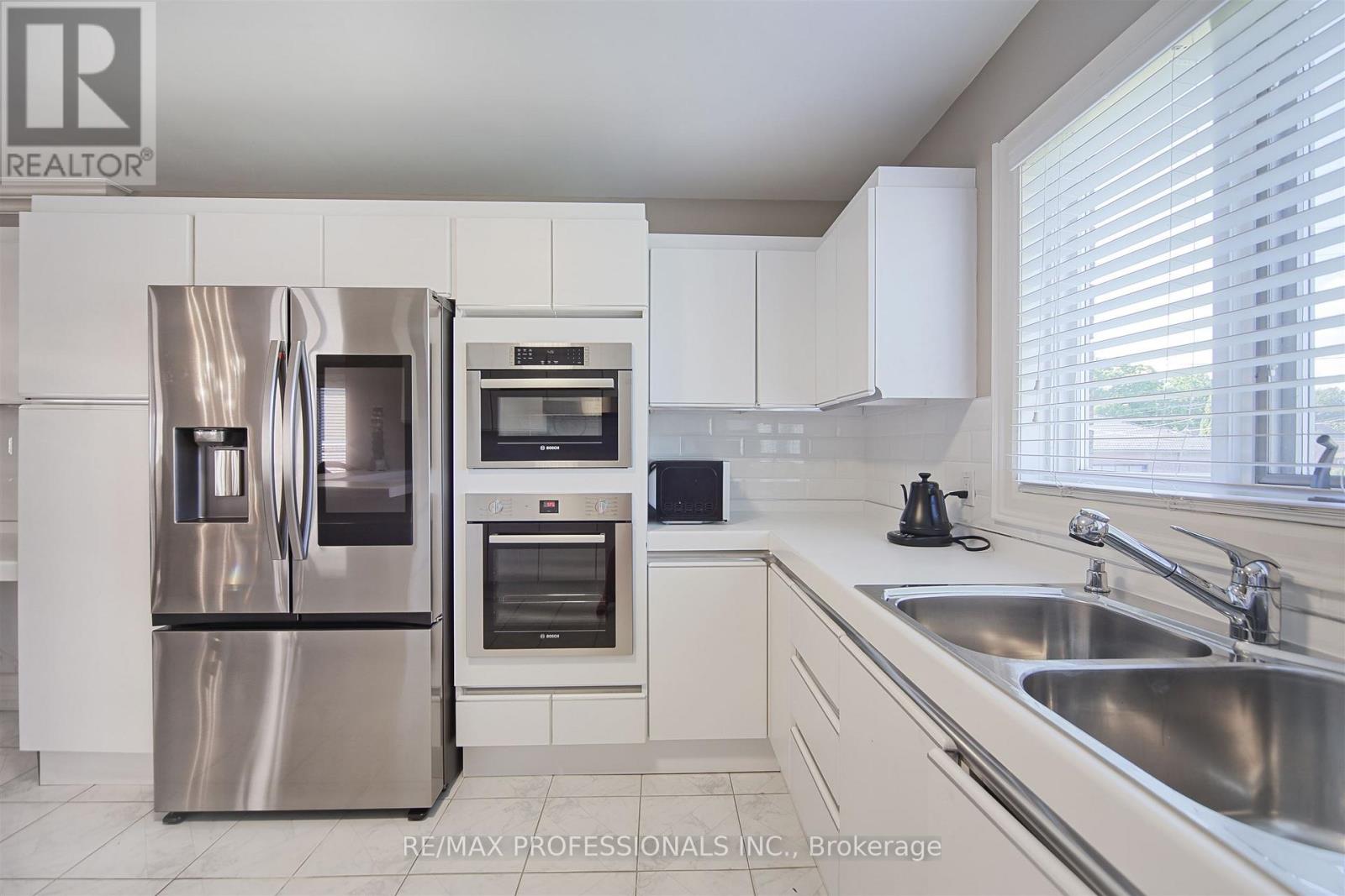 33 Redberry Parkway, Toronto, Ontario  M6L 2J7 - Photo 12 - W12363523