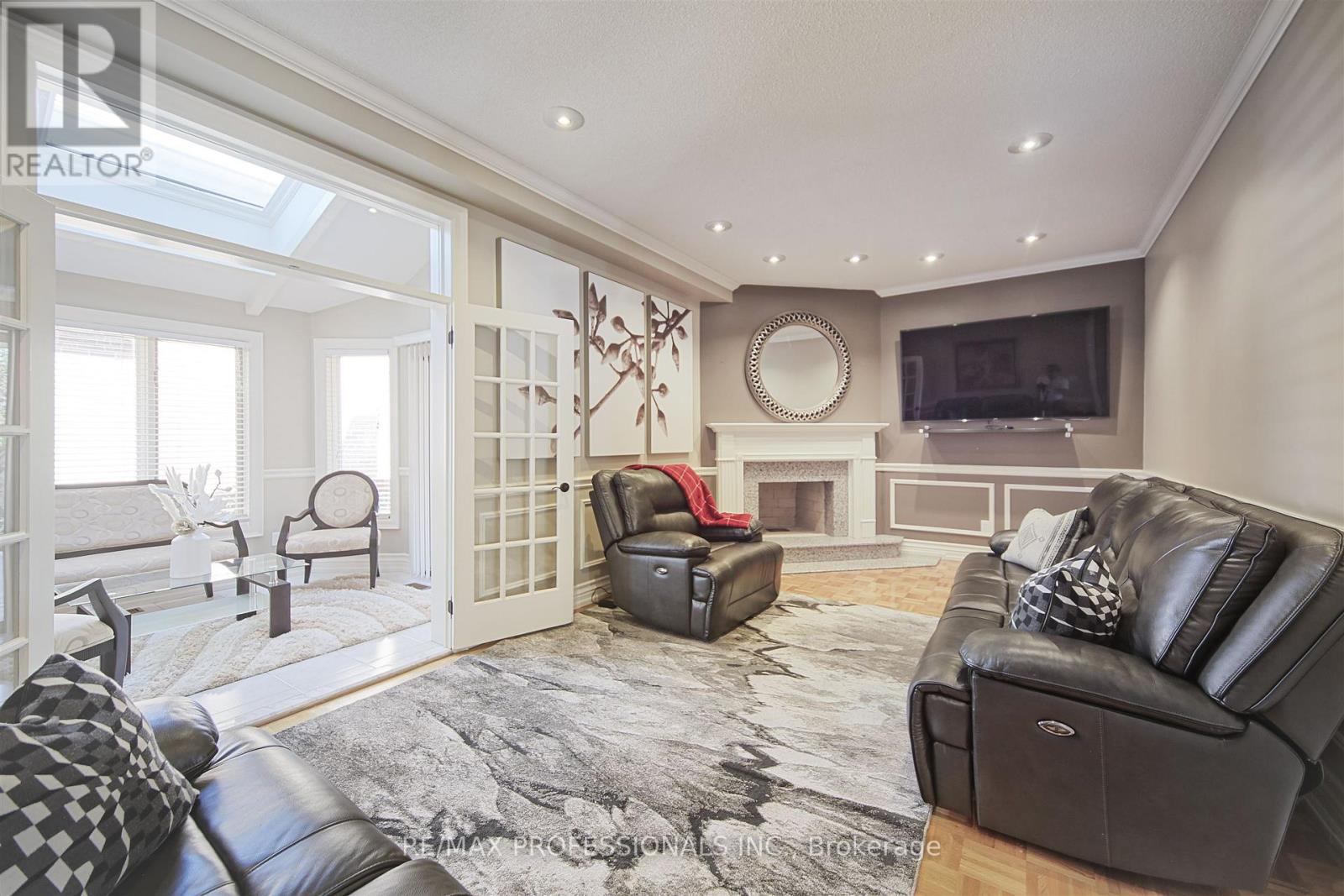 33 Redberry Parkway, Toronto, Ontario  M6L 2J7 - Photo 14 - W12363523